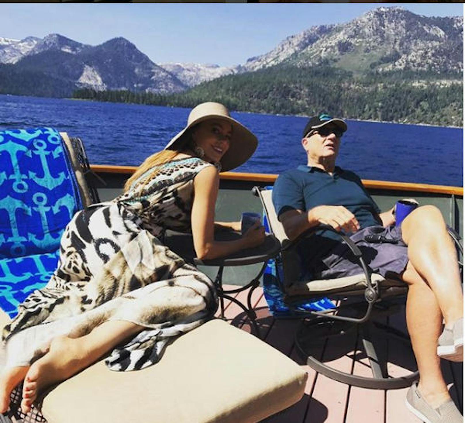 27.08.2017: Schauspielerin Sofia Vergara postete auf Instagram ein Bild vor Traumkulisse. "Schaut aus, als wären wir auf Urlaub. Sind wir aber nicht", schrieb sie dazu. Gemeinsam mit Serienpartner Ed O'Neill fiebert sie der Premiere der neuen "Modern Family"-Staffel entgegen.