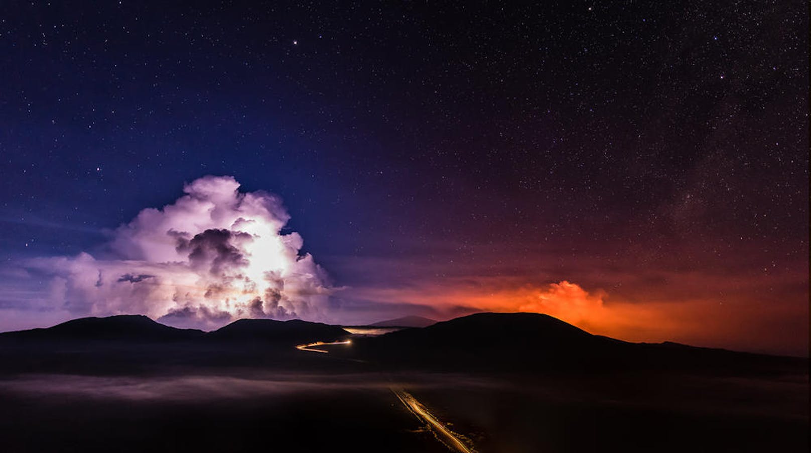 04.02.2017: Das Foto mit Langzeitbelichtung zeigt, wie Lava vom Vulkan Piton de la Fournaise auf der Insel Reunion fließt.