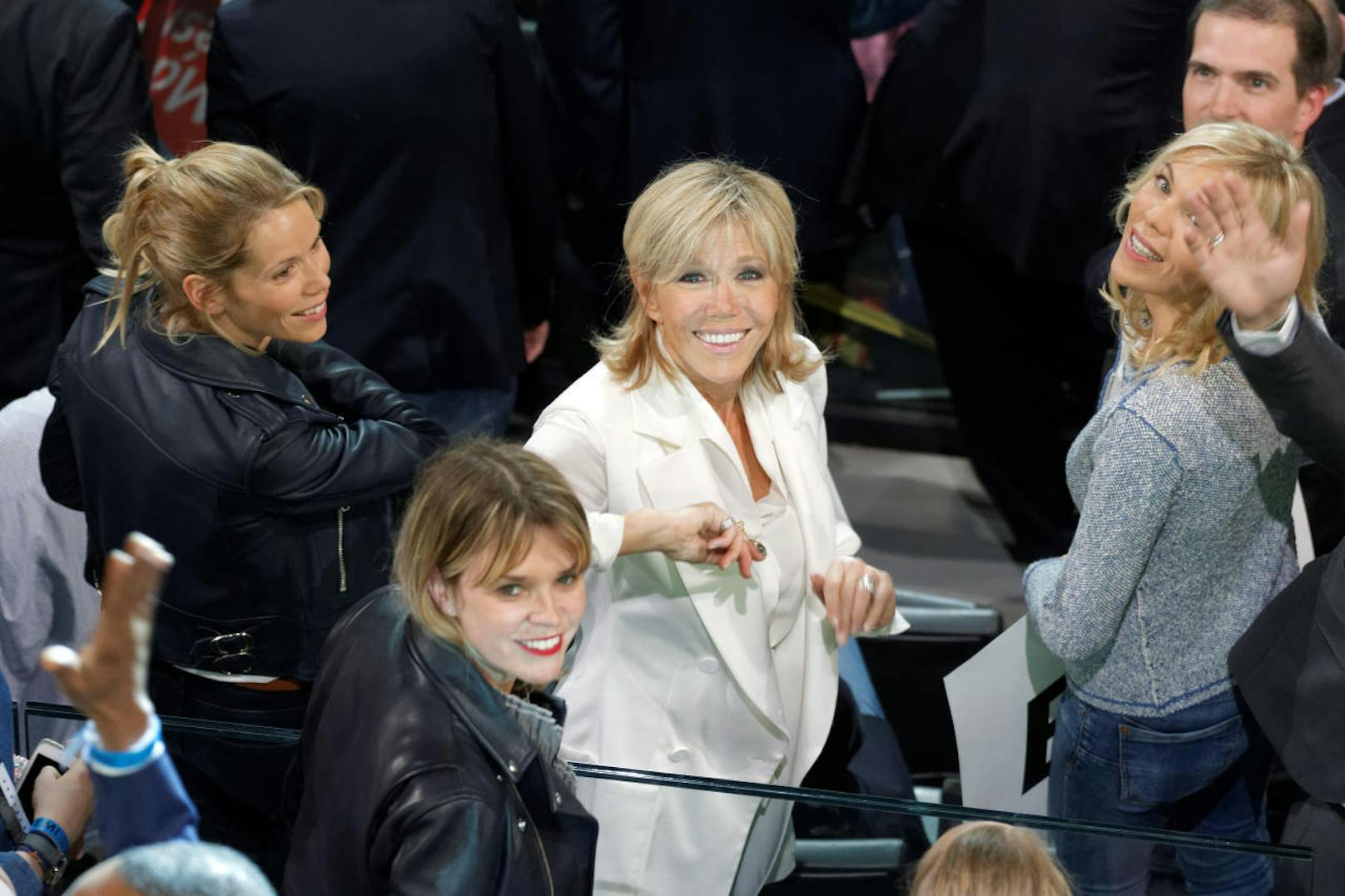 17. April 2017: Brigitte Trogneux-Macron, Ehefrau von Emmanuel Macron, und ihre Töchter Thyphaine (li.) und Laurence in Paris