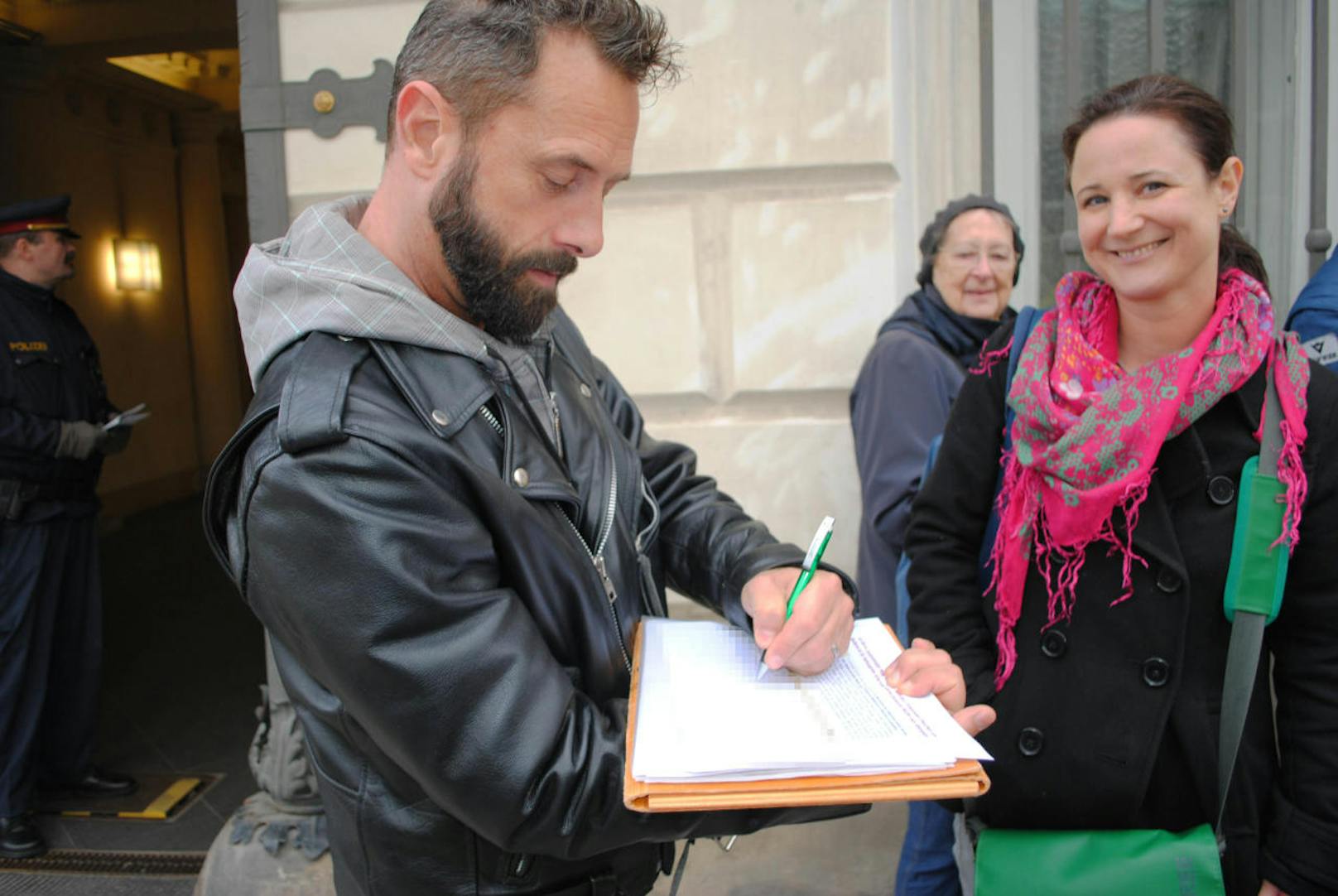 Noch vor dem Innenministerium unterschrieben Menschen gegen die Abschiebung des kleinen Luka.