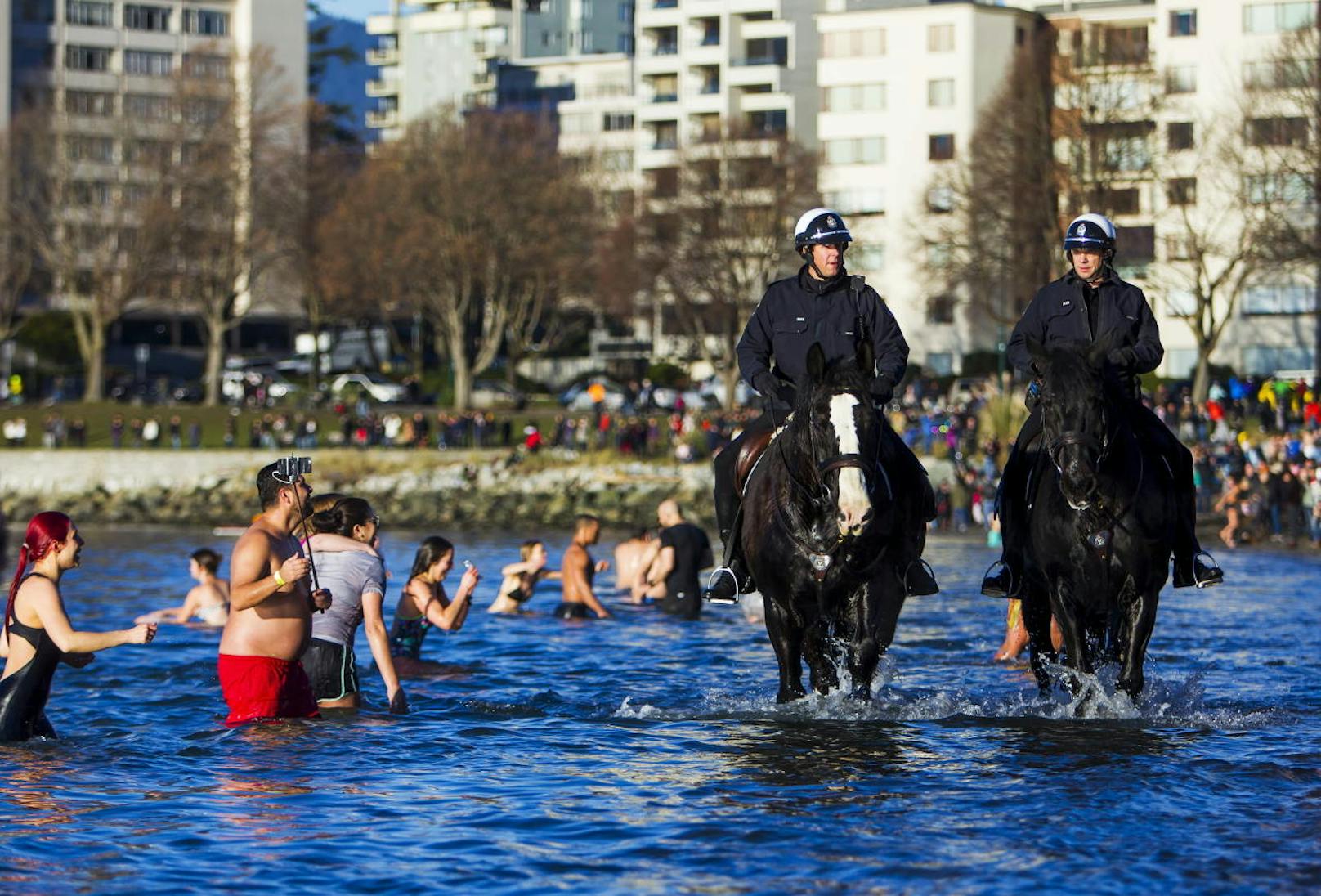 Polizei in Vancouver schützt die Teilnehmer des "96. Neujahrs-Polarbär-Schwimmens".