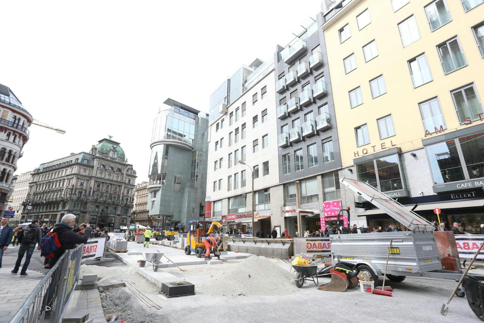 Aufgegrabener Stephansplatz: So kannten Wiener und Touristen die City noch nicht.