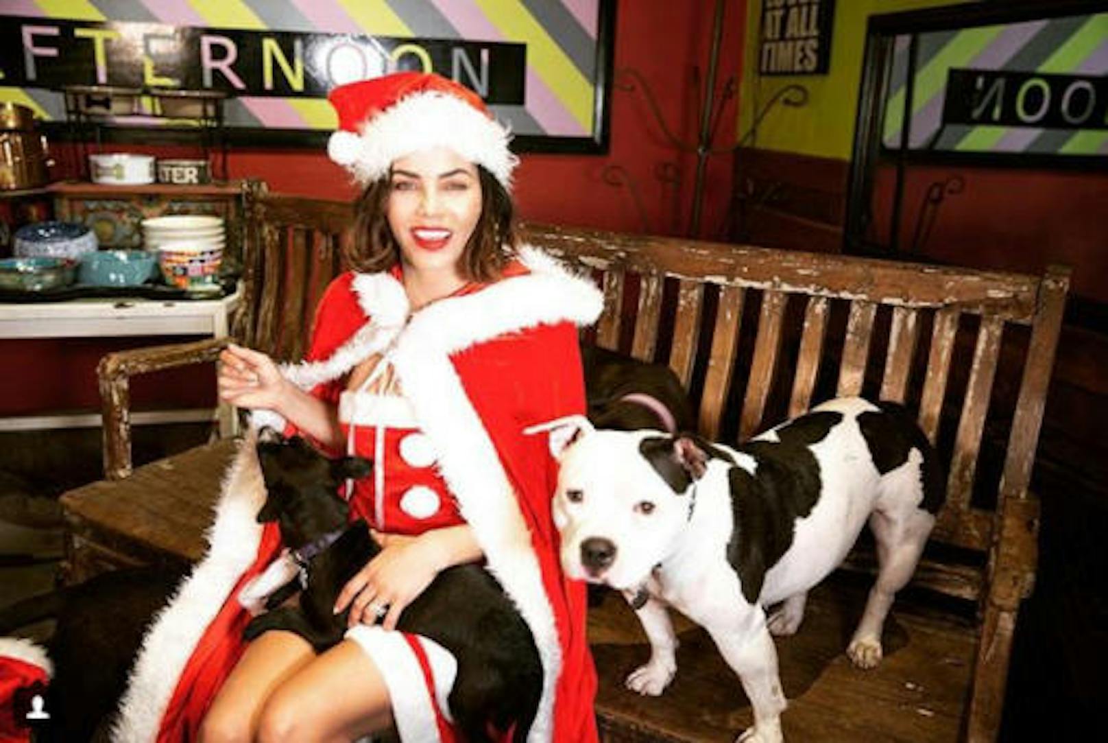 22.12.2017: Jenna Dewan, die Frau von Channing Tatum hat als Mrs. Santa die Rentiere gegen Hunde ausgetauscht
