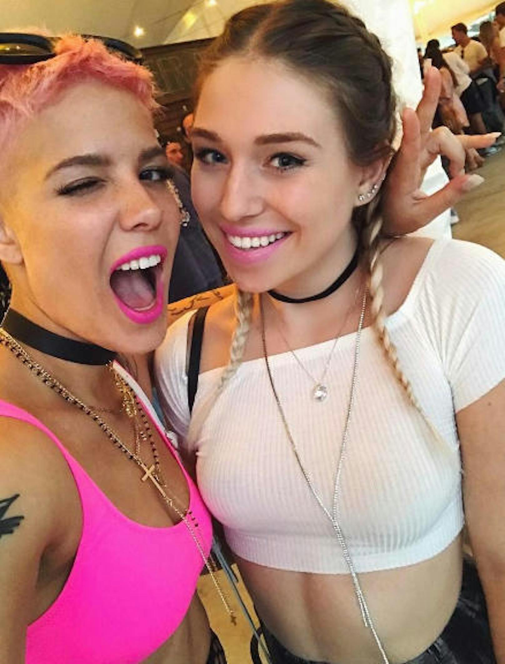 15.04.2017: Die deutsche Bloggerin Bibi lässt sich heuer das Coachella-Festival in Kalifornien nicht entgehen. Auf Instagram postete sie ein Selfie mit der Popsängerin Halsey.