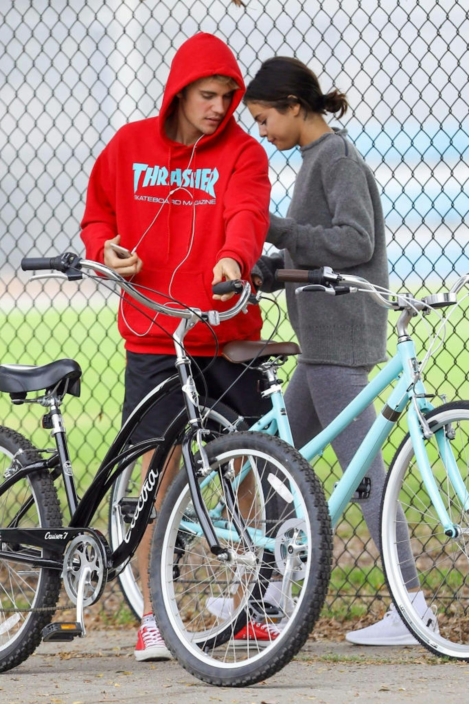 Da sah es zwischenzeitlich so aus, als würden sie sich wieder versöhnen: Selena Gomez und Justin Bieber beim Radeln.