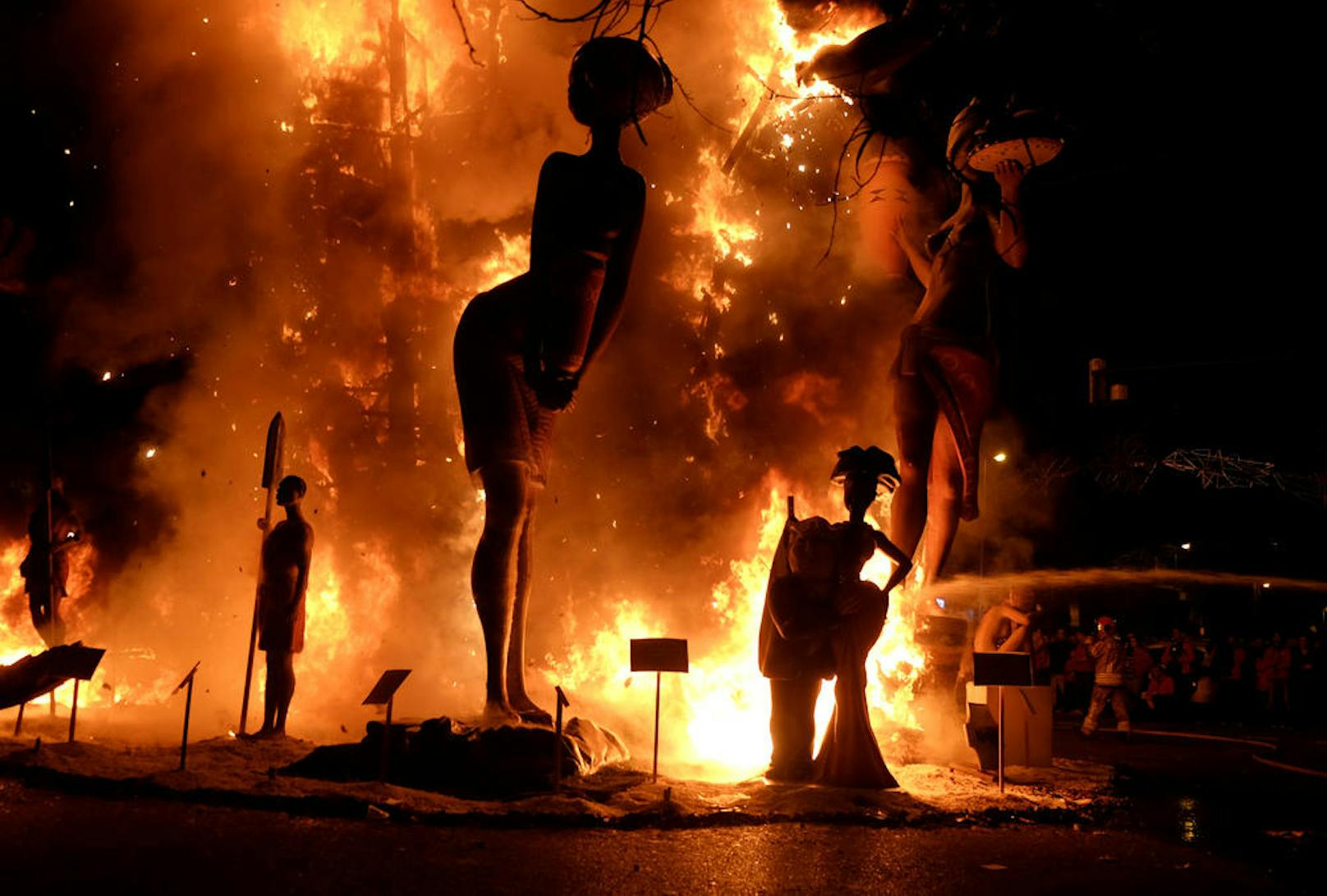 20.03.2017: Zum Abschluss des spanischen Frühlingsfests in Valencia werden haushohe Skulpturen (Fallas) aus brennbaren Materialien angezündet. (Foto: Reuters)