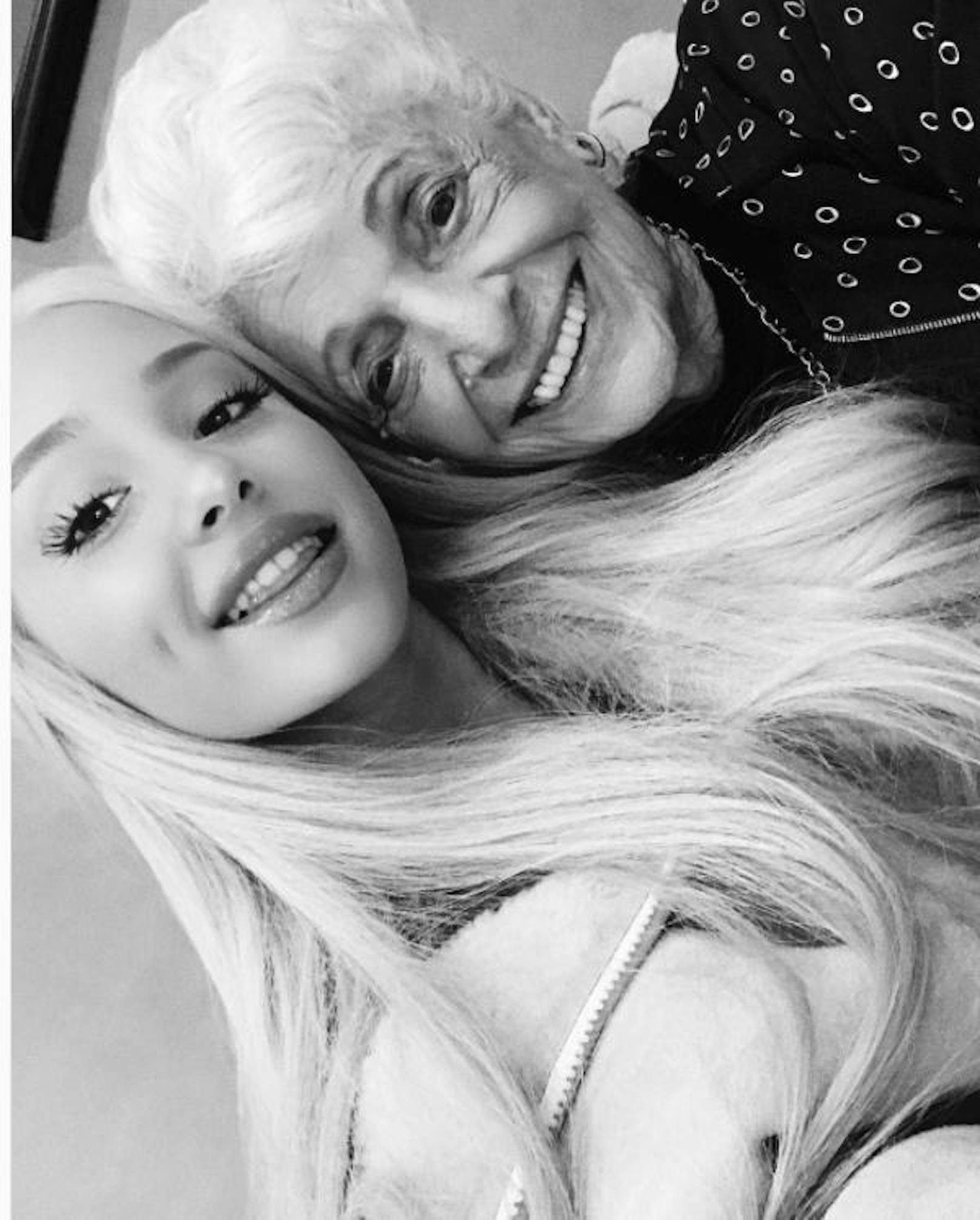 12.10.2017: Ariana Grande wünscht er besten italienischen Oma von allen einen tollen Geburtstag. Die fitte Dame ist jetzt 92! Grande kann sich über großartige Gene freuen.