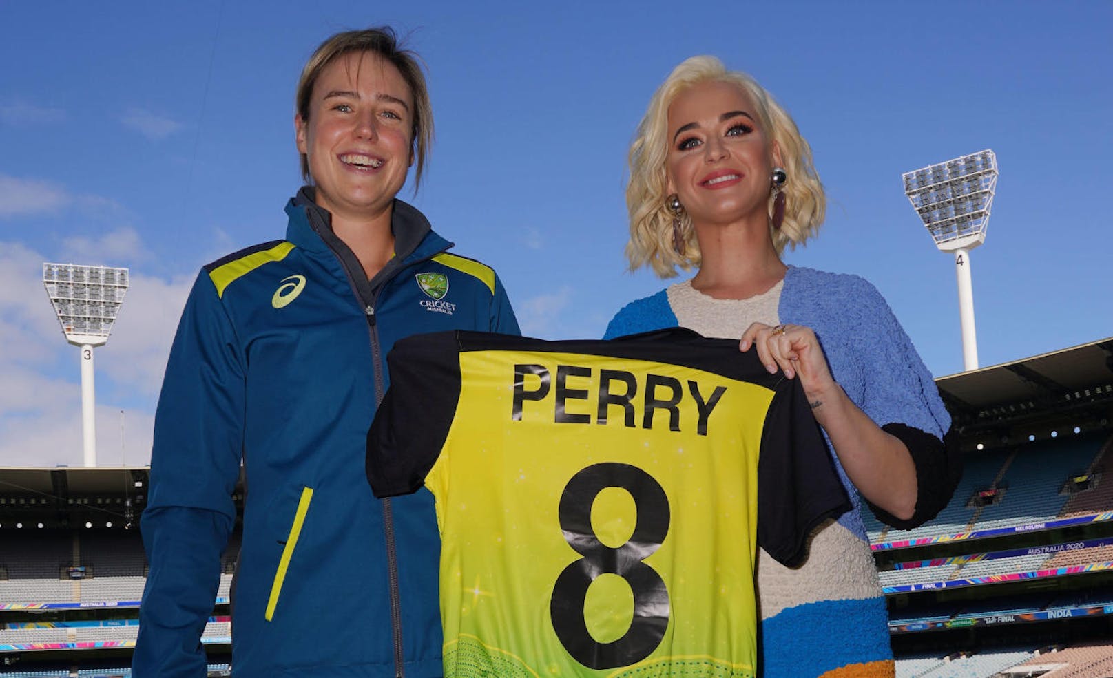 Ellyse Perry vom australischen Cricket-Frauenteam überreichte Katy stolz ein Dress.
