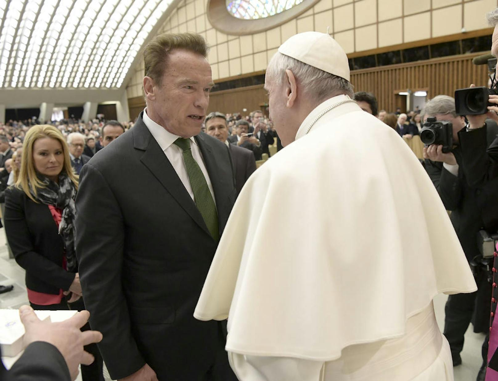 Arnold Schwarzenegger trifft auf Papst Franziskus.