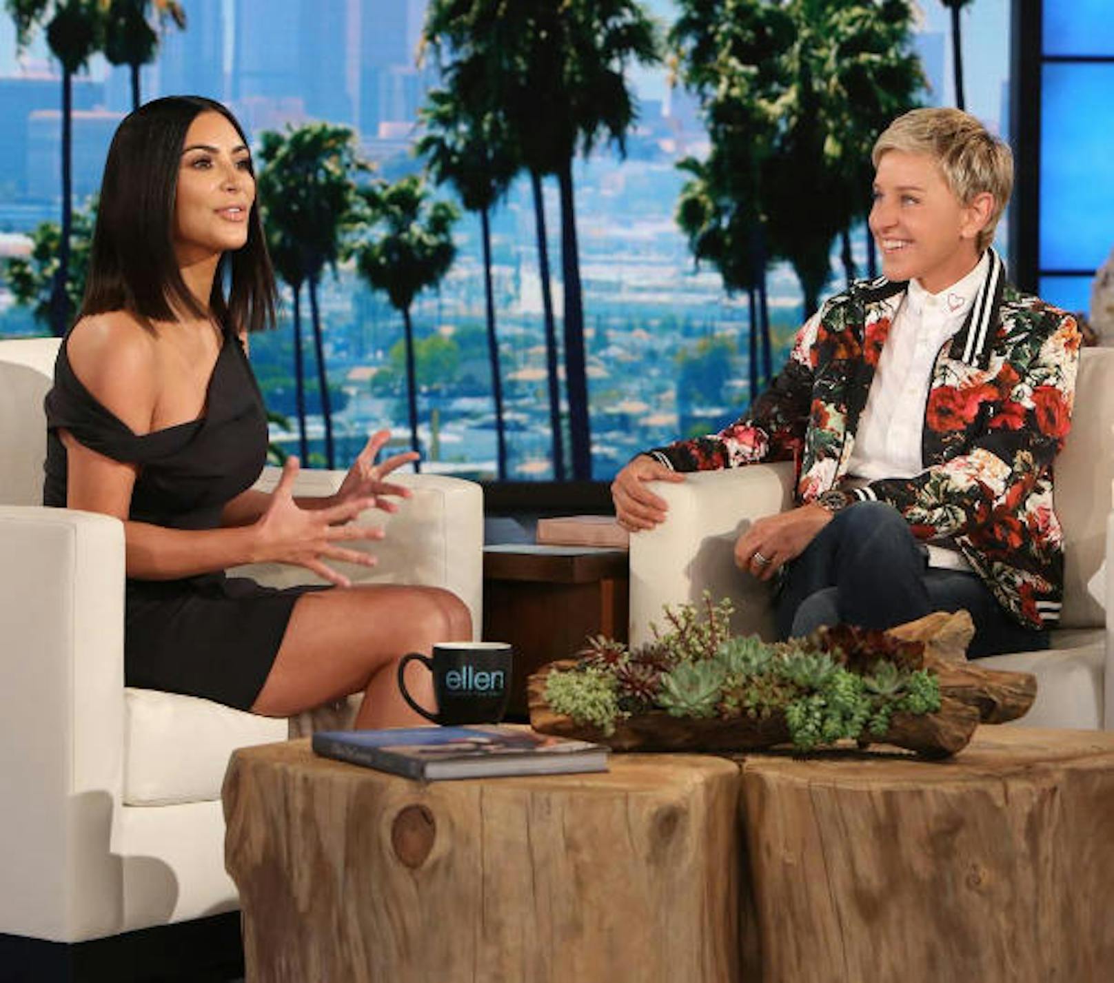 27.04.2017: In der "Ellen DeGeneres"-Show gibt Kim Kardashian ihr erstes TV-Interview seit dem Raubüberfall im Oktober 2016. "Kim ist hier und sie spricht absolut offen über alles", schreibt Talkmasterin Ellen DeGeneres zu diesem Foto.