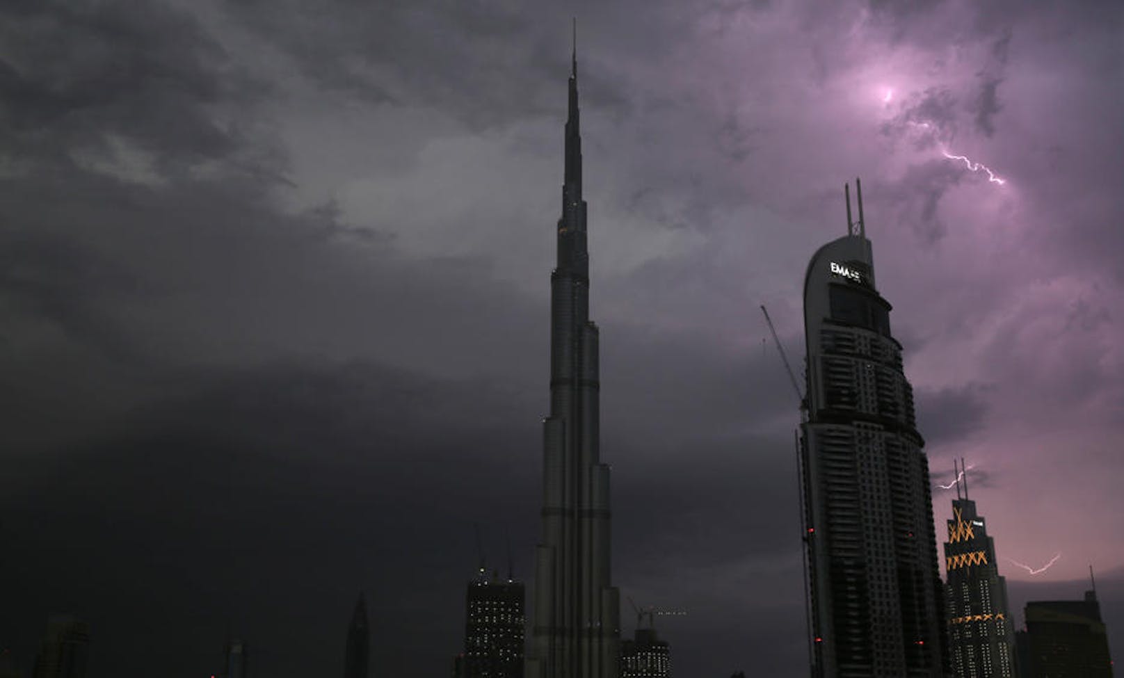 25.03.2017: Blitze zucken um die Spitze des Burj Khalifa in Dubai, des höchsten Gebäudes der Welt. (Foto: AP)