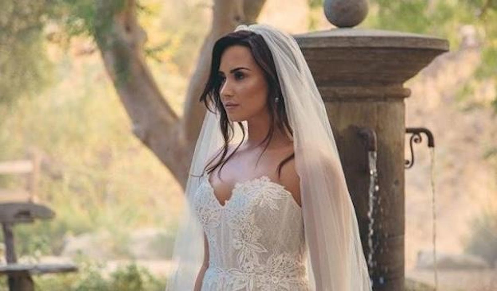 24.11.2017: Aufregung um Demi Lovato. Die Sängerin sorgte für wilde Spekulationen unter ihren Fans, weil sie auf Instagram ein Foto von sich im Hochzeitskleid postete. Was genau dahinter steckt, wurde bislang nicht aufgeklärt.