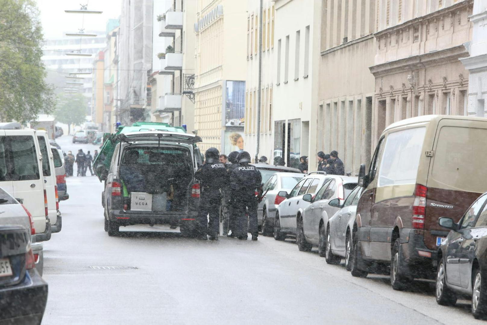 Polizei bereitet sich auf die Hausräumung in der Kienmayergasse vor.