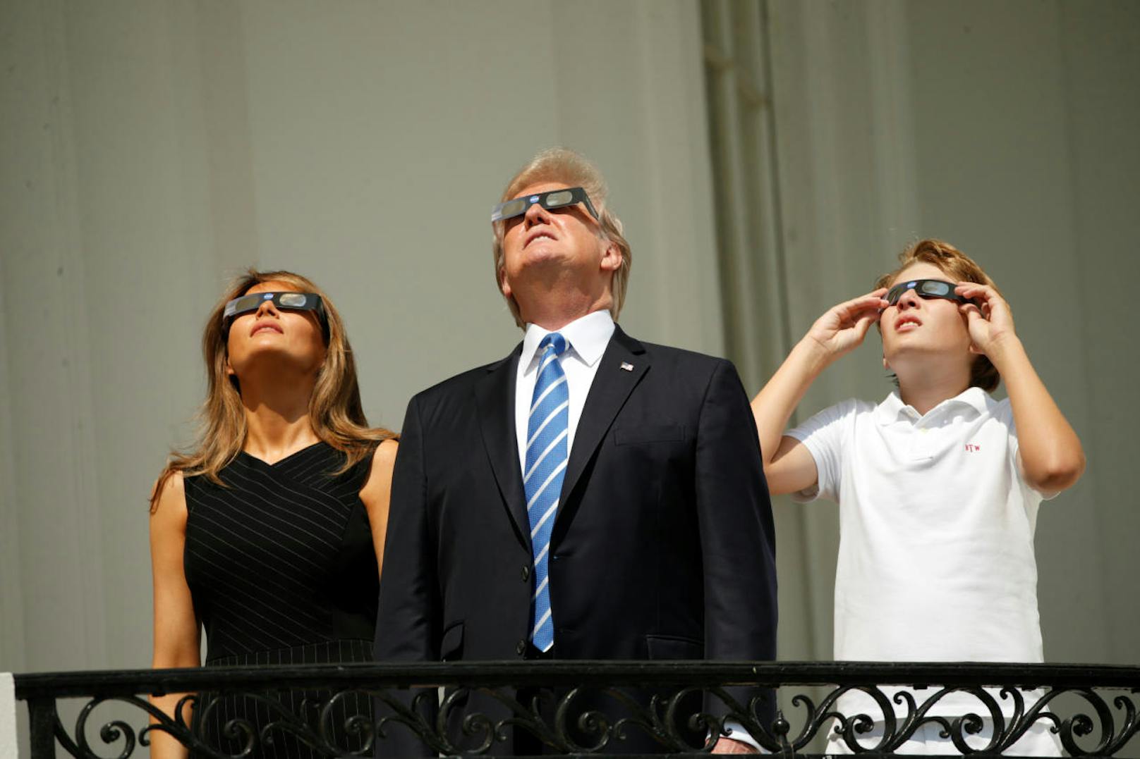 21.08.2017: Donald Trump blickte gemeinsam mit Frau Melania und Sohn Baron wie Millionen andere Amerikaner am Montag in Richtung Himmel, um die erste totale Sonnenfinsternis seit 99 Jahren miterleben zu können.