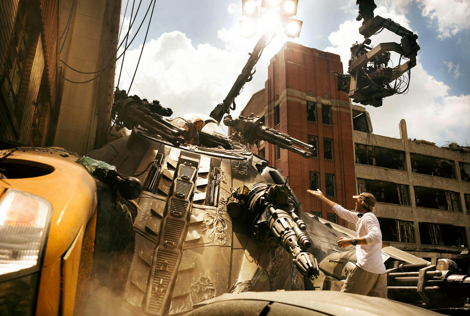 Mark Wahlberg und Regisseur Michael Bay am Set von "Transformers: The Last Knight"