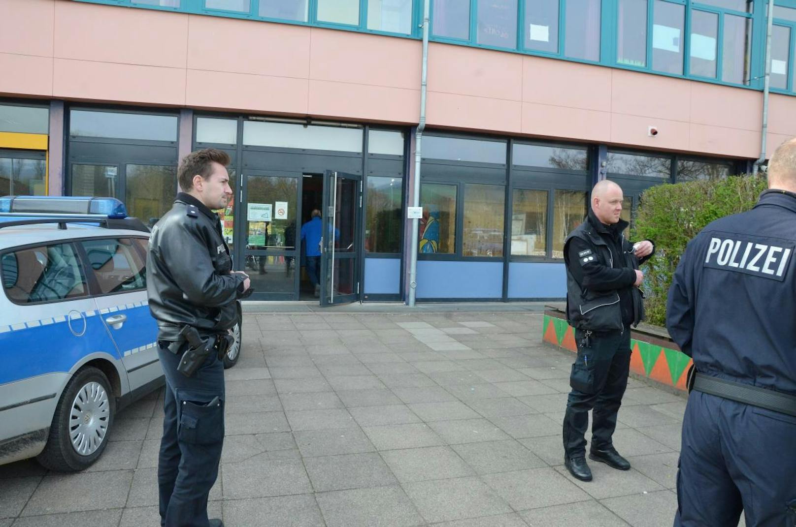 Polizeibeamte beim Einsatz in der Schule in Uslar bei Göttingen.