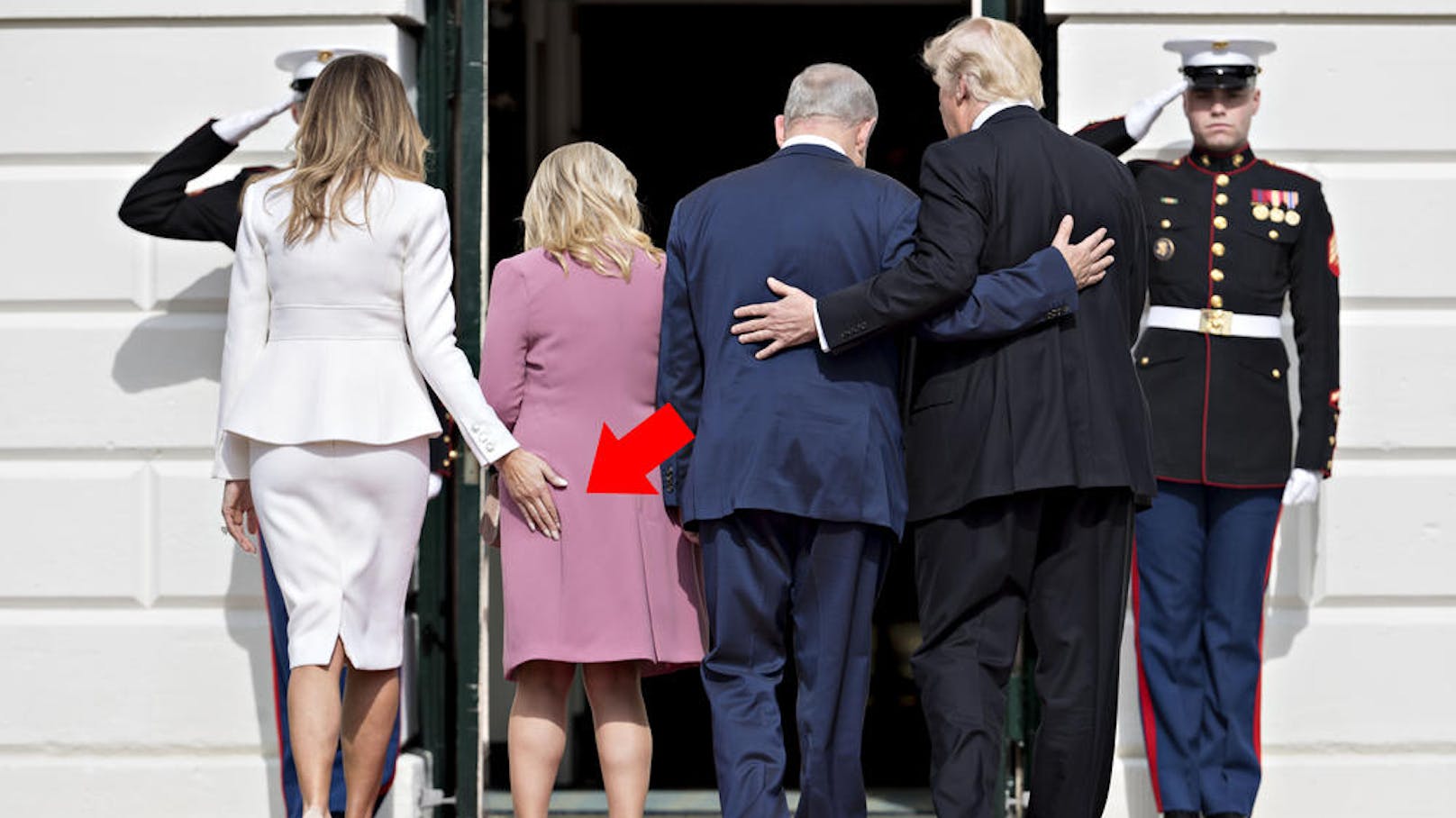 Melania, wo hast du deine Hand? Israels Staatspräsident Benjamin Netanyahu und Ehefrau Sara besuchen Donald und Melanie Trump, sie sorgte für einen #metoo-Moment.