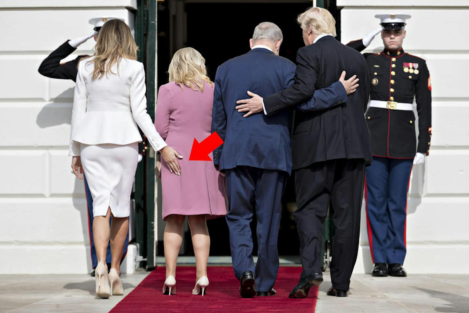 Melania, wo hast du deine Hand? Israels Staatspräsident Benjamin Netanyahu und Ehefrau Sara besuchen Donald und Melanie Trump, sie sorgte für einen #metoo-Moment.