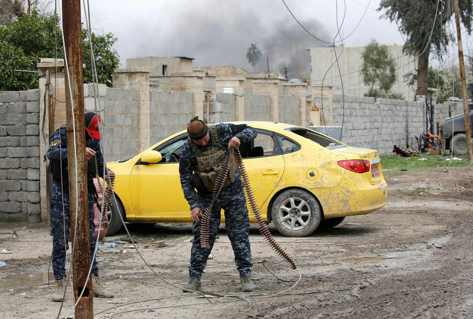 21.03.2017: Irakische Sicherheitskräfte überprüfen vor einem Einsatz gegen IS-Kämpfer in der Altstadt von Mossul ihre Munition. (Foto: Reuters)