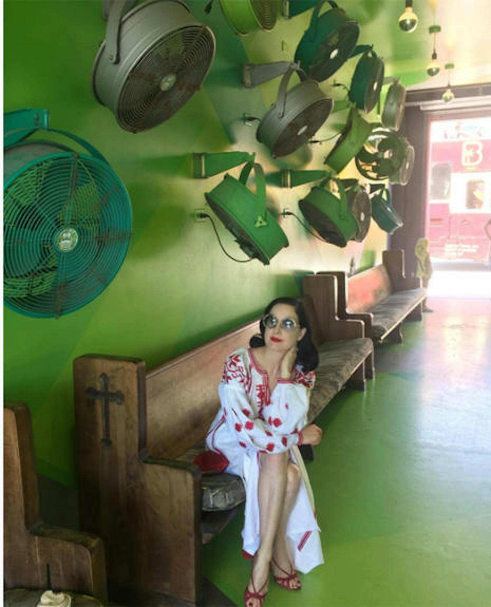 01.09.2017: Dita von Teese zeigt Humor: "Hanging out with my fans here in #miami at #wynwood" 