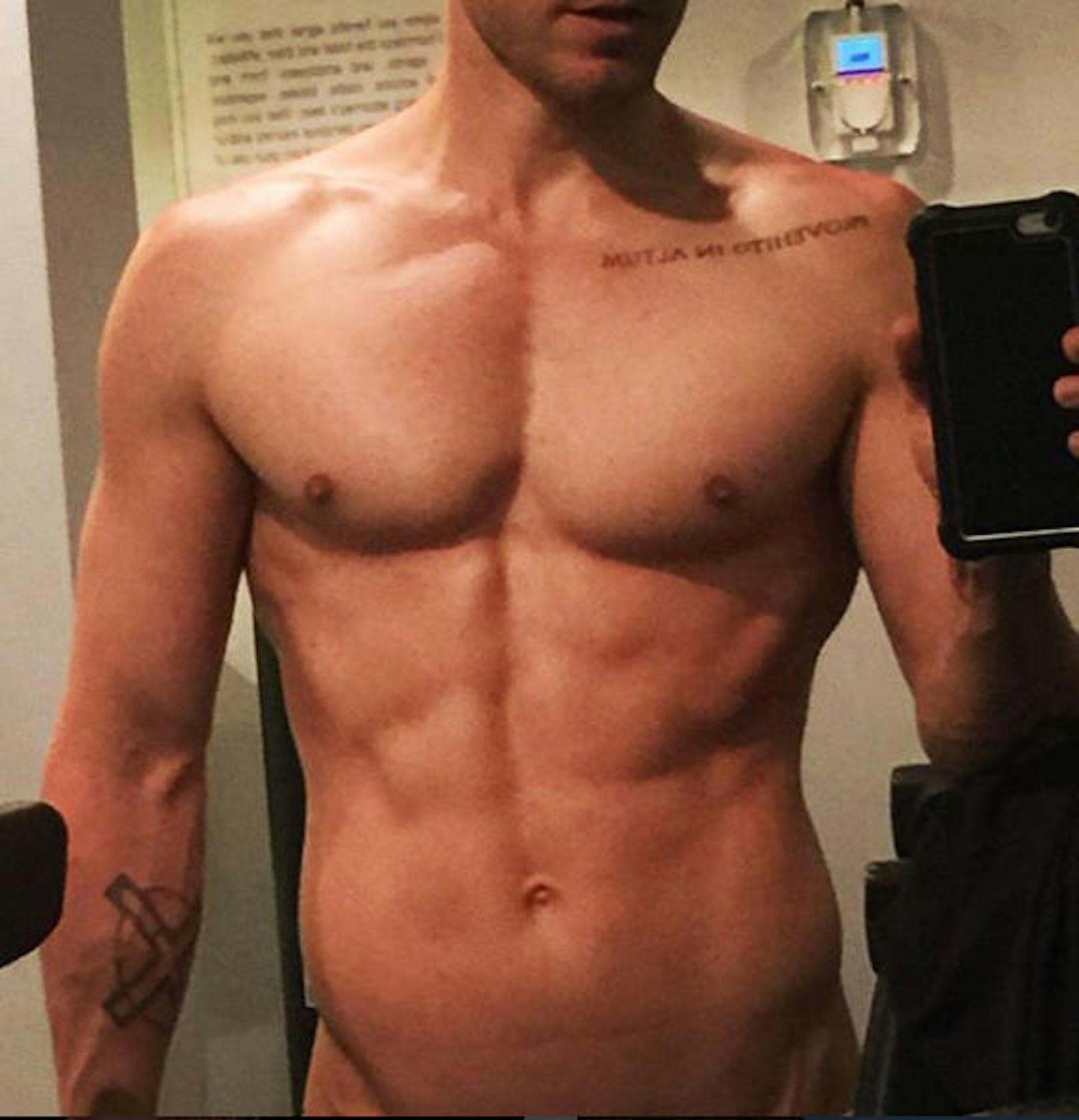 22.09.17: Jared Leto verwöhnt seine Fans mit einem Oben-Ohne-Selfie. Der Schauspieler/Sänger zeigt seinen durchtrainierten Body!