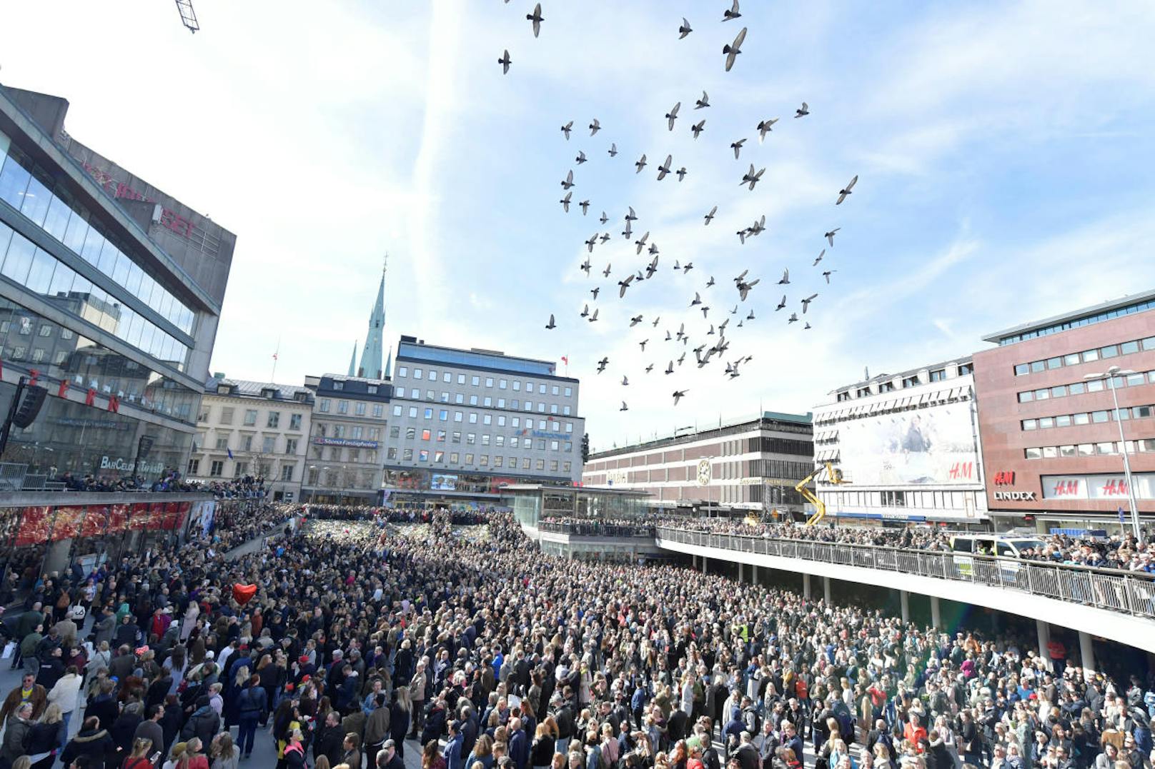 Zehntausende Schweden gedachten der Anschlagsopfer von Stockholm und setzten mit dem "Lovefest" ein Zeichen gegen Terror und Hass