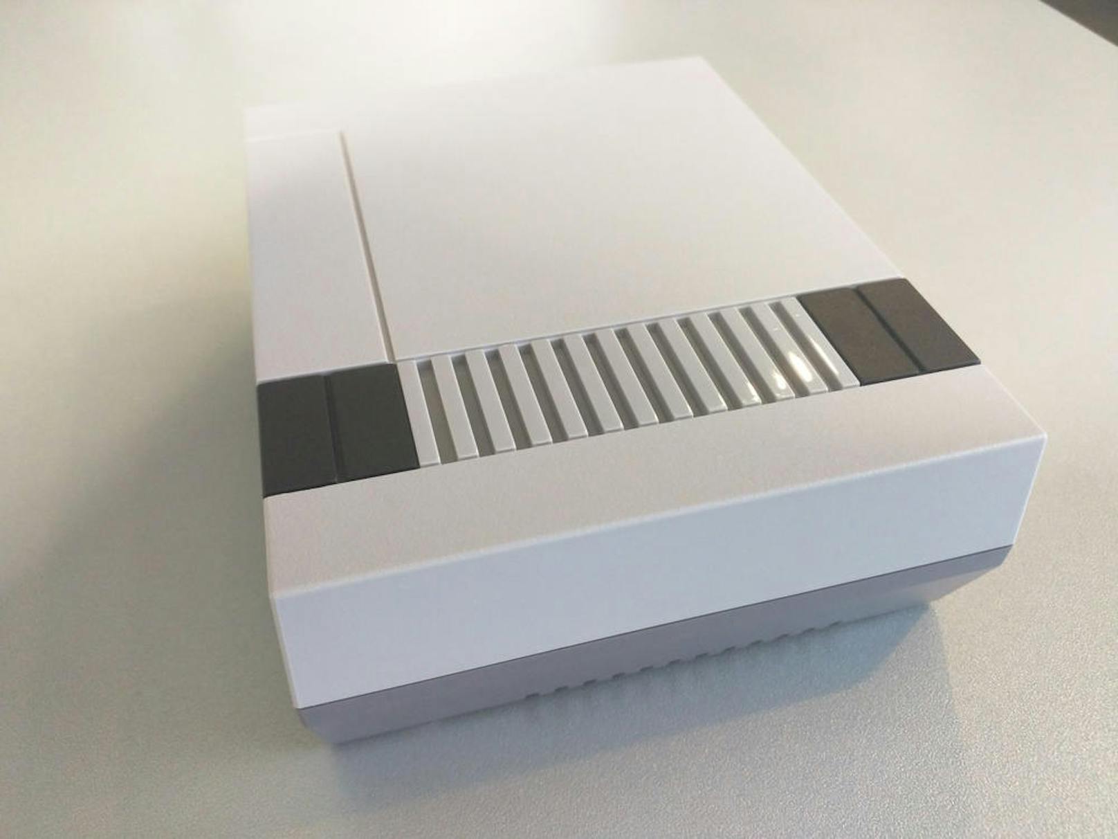 Die Spielsteuerung erfolgt über den Nintendo Classic Mini: NES-Controller, der im Lieferumfang der Konsole enthalten ist und dem originalen Controller von damals exakt nachempfunden wurde.