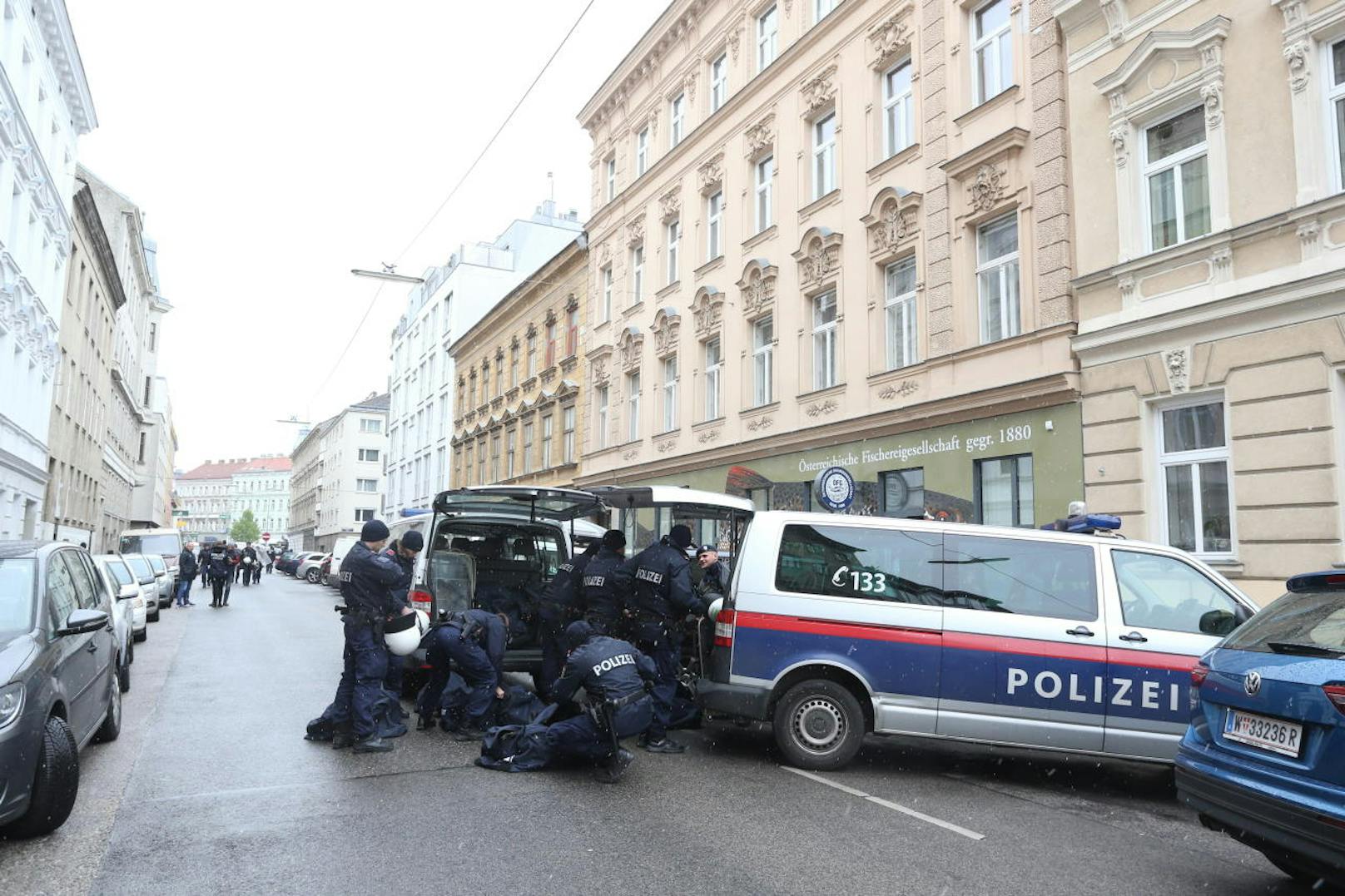 Polizei bereitet sich auf die Hausräumung in der Kienmayergasse vor.