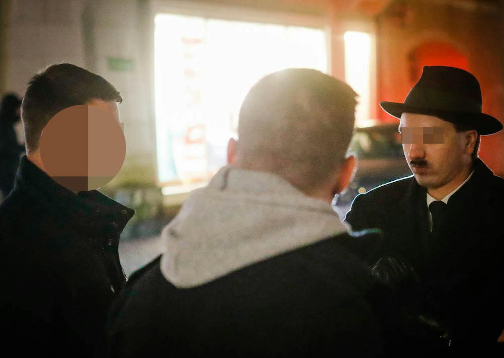 Hier wird "Harald Hitler" von Zivilpolizisten in Braunau festgenommen.