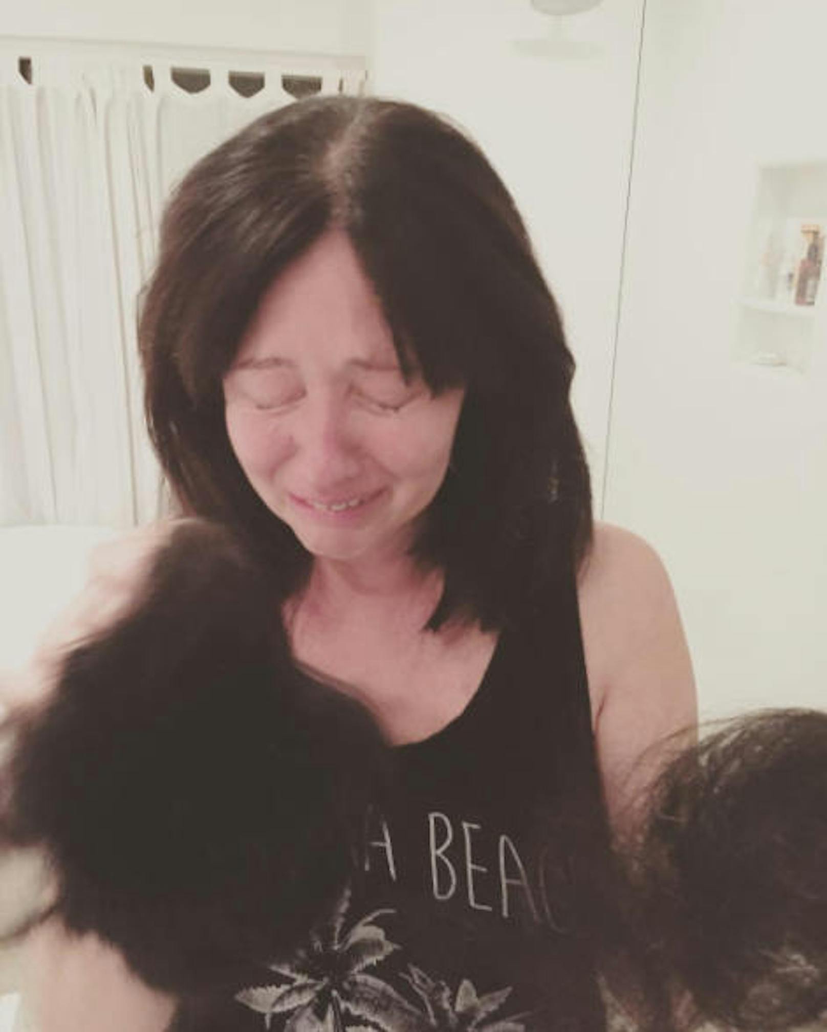 14.10.2017: Im Rahmen des "Breast Cancer Awareness"-Monats teilte Shannon Doherty ein Bild, das ihr persönlich sehr wichtig ist, auf Instagram. Trotz aller Vorkehrungen verlor sie bei ihrer Chemotherapie ihre Haare.