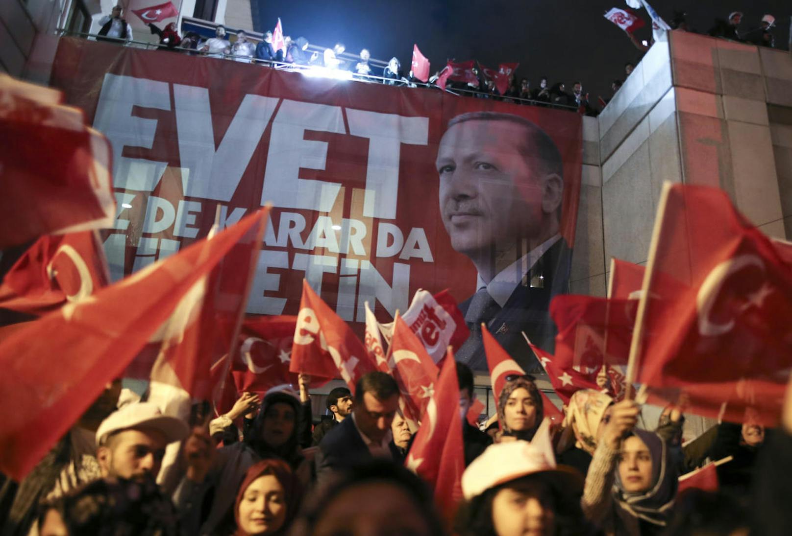 Der türkische Ministerpräsident Binali Yildirim hat den Sieg bei dem Referendum über die Ausweitung der Macht von Präsident Recep Tayyip Erdogan beansprucht.