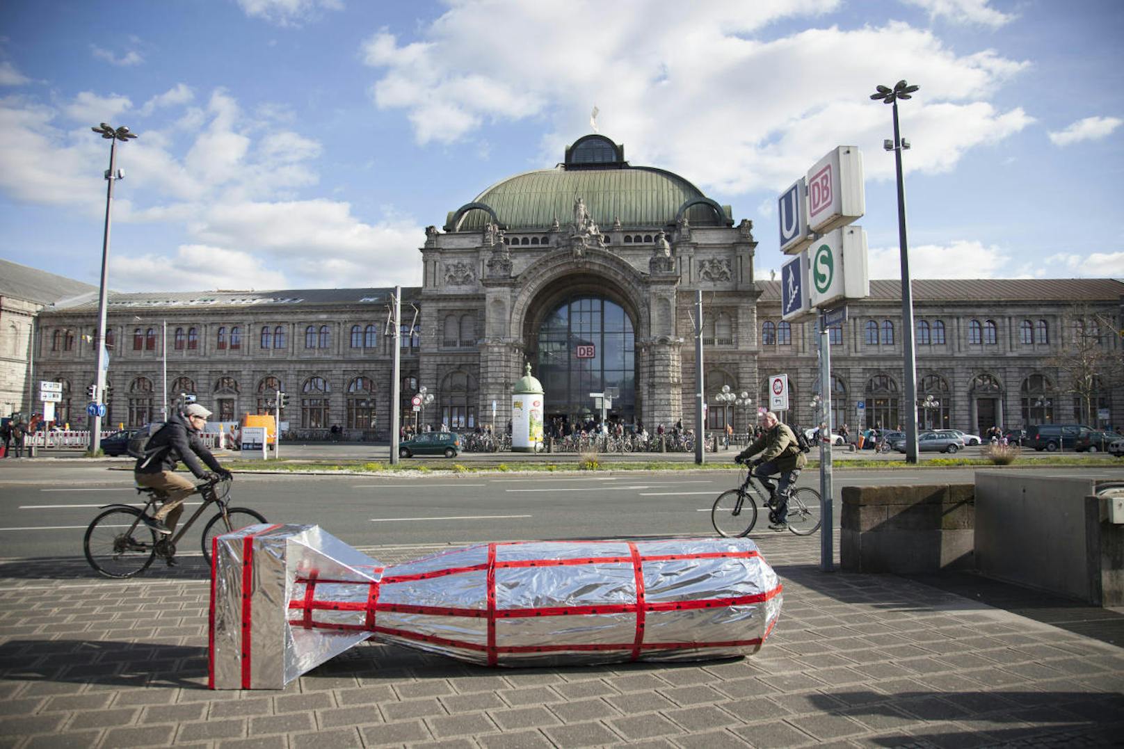 Der Wiener Aktions-Künstler donhofer legte in Nürnberg eine Nachbildung der Hiroshima-Bombe "Little Boy" vor den Dom und den Bahnhof - genau zum 100. Jahrestag des Kriegseintritts der USA (1.WK) am 6.4.