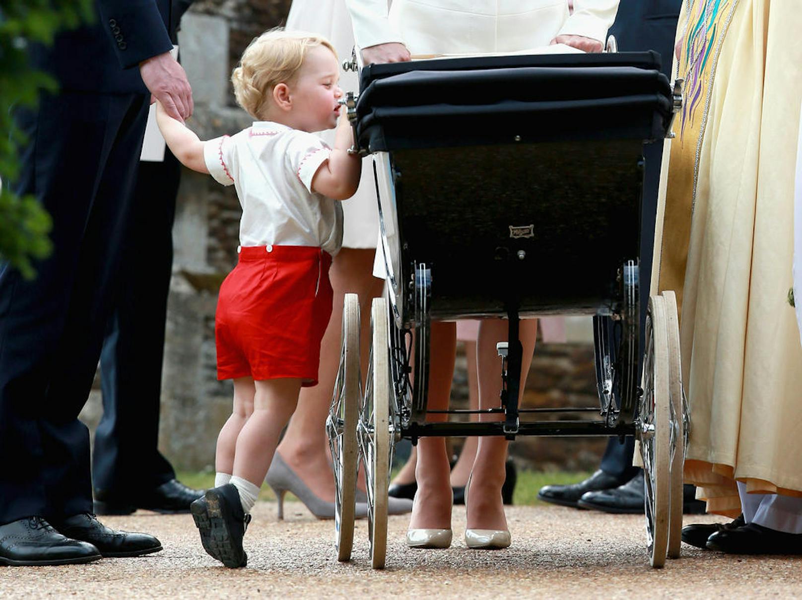 "Hallo? Geht es dir gut?" Prinz George warf immer wieder prüfende Blicke in den Kinderwagen seiner kleinen Schwester Charlotte. Der Knirps, damals gerade zwei, durfte bei der Taufe nicht fehlen.
