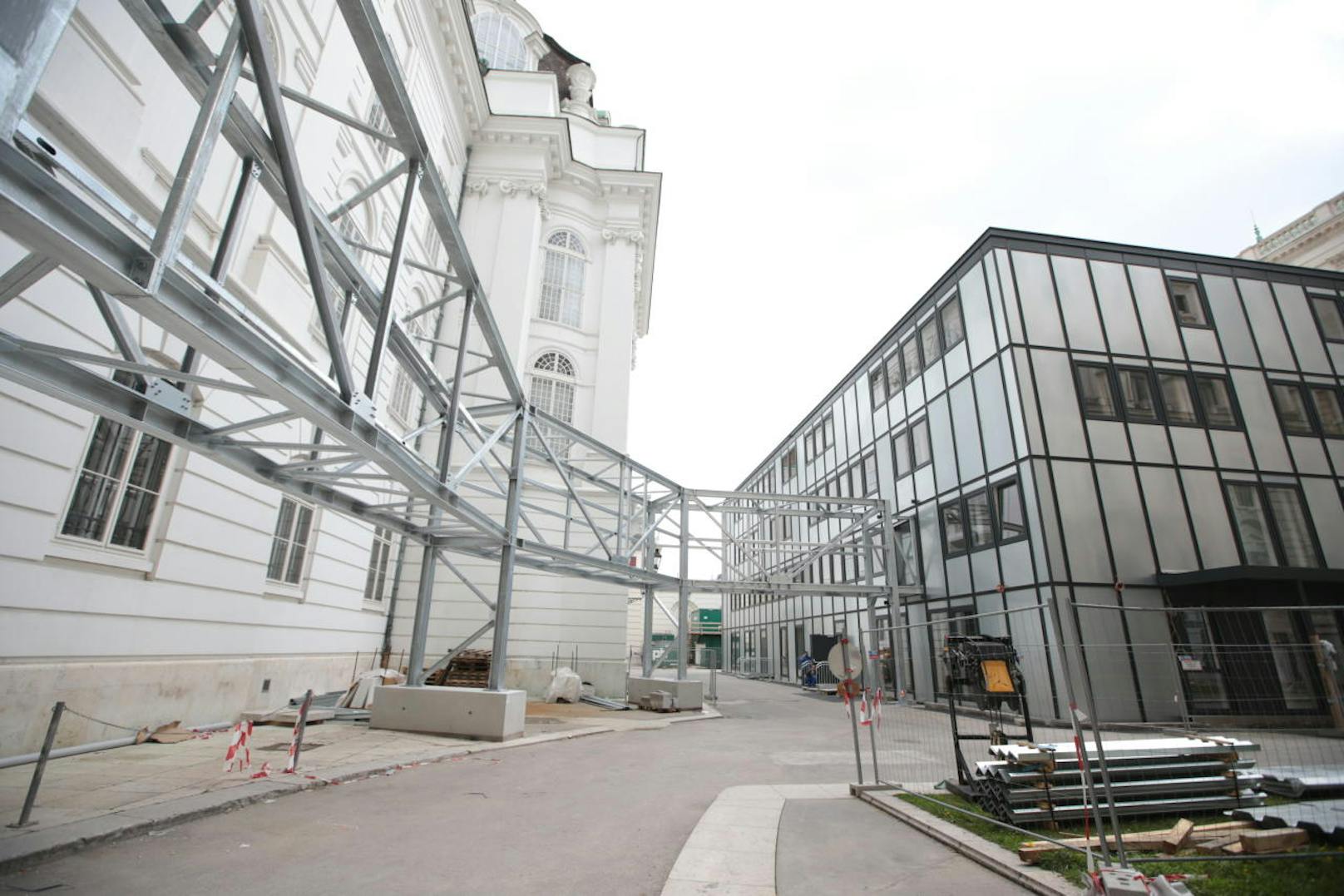 Parlament-Ersatzquartier im Bibliothekshof direkt zwischen Palmenhaus (Burggarten) und Hofburg