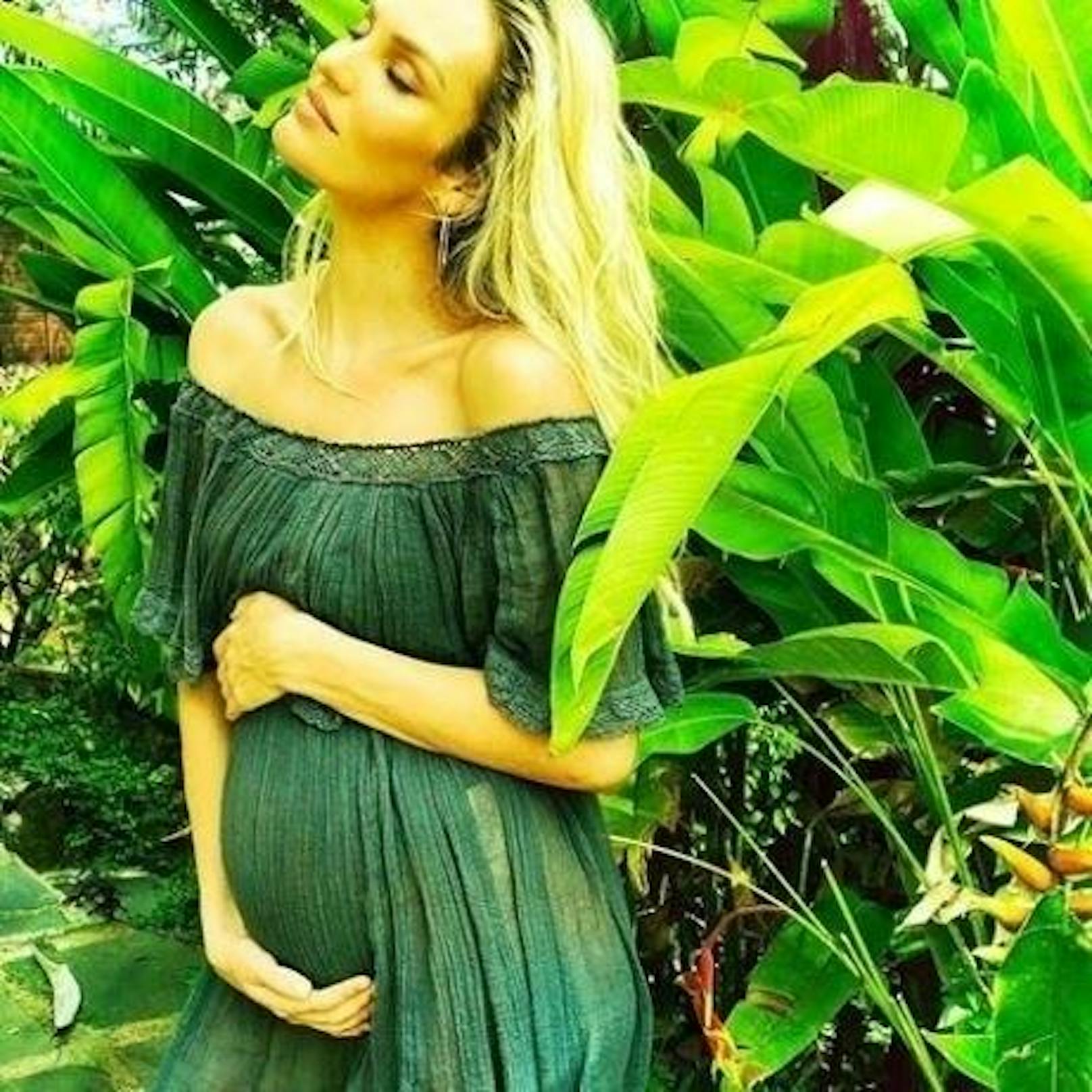 16.12.2017: Candice Swanepoel gab mit diesem süßen Instagram-Posting bekannt, dass sie zum zweiten Mal schwanger ist,
