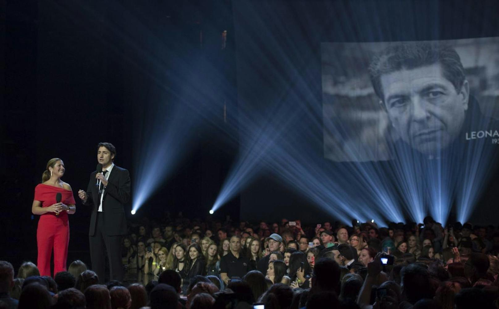 02.04.2017: Der kanadische Premierminister <b>Justin Trudeau</b> ehrte bei den Juno Awards in Ottawa gemeinsam mit seiner Frau Sophie Gregoire den am 7. November 2016 verstorbenen Superstar Leonard Cohen.