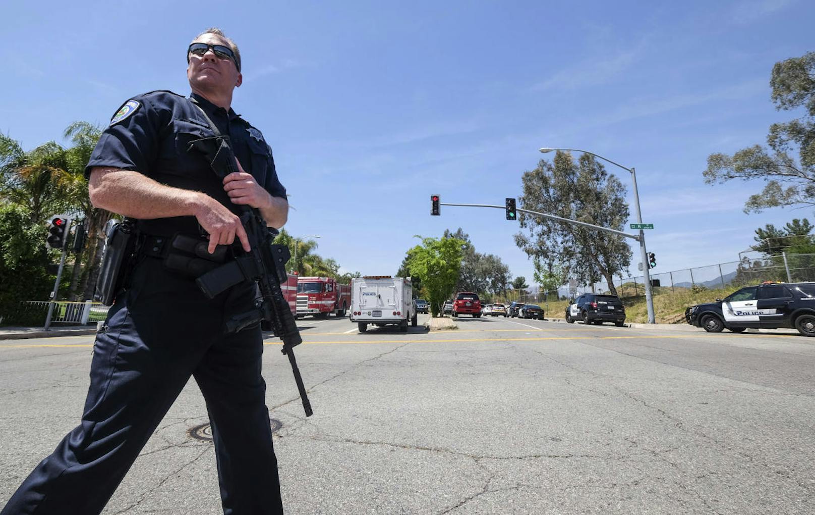 Schwerbewaffnete Polizei vor der Grundschule in San Bernardino