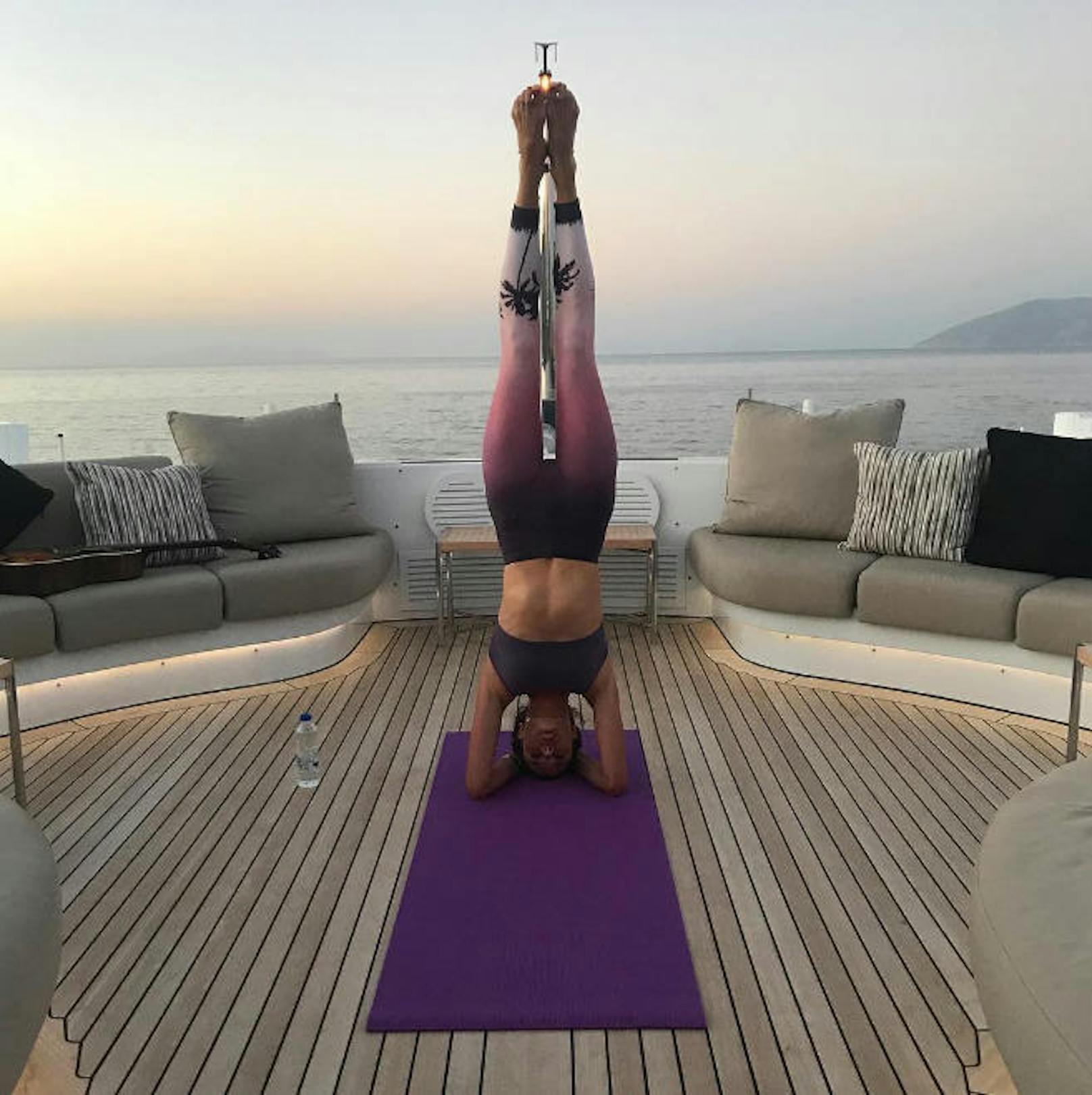 06.07.2017: So sieht es aus, wenn Model Alessandra Ambrosio Yoga macht! Auf einem Schiff in Griechenland...