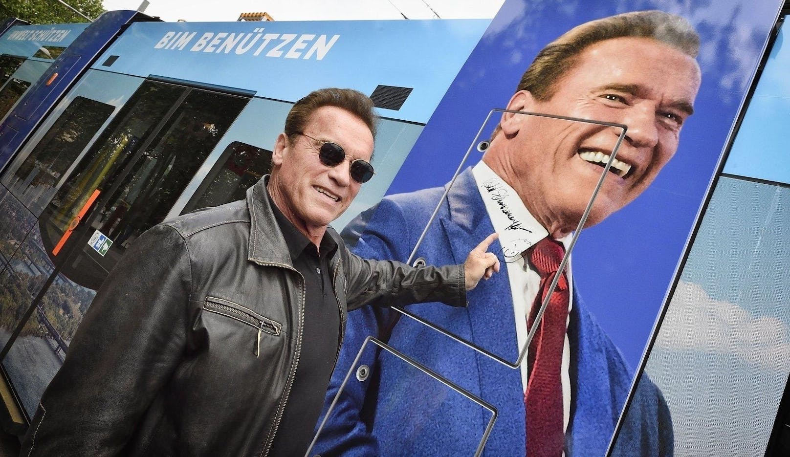 Arnold Schwarzenegger signierte die "Arnie-Bim" am Karlsplatz in Wien. 