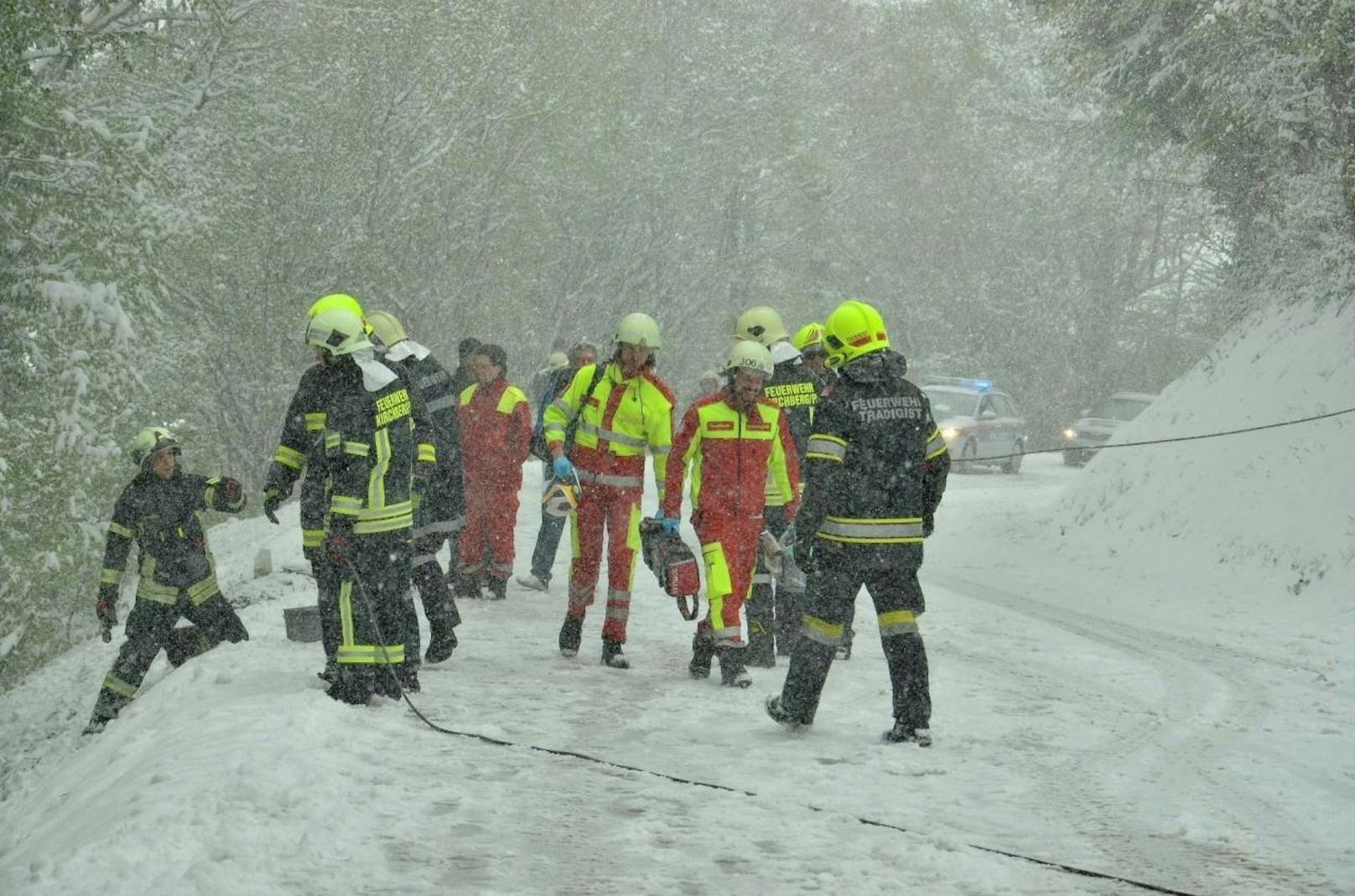 Der Samariterbund aus Traisen war ebenfalls im Einsatz. Die drei Kinder sowie der Chauffeur blieben aber glücklicherweise unverletzt.
