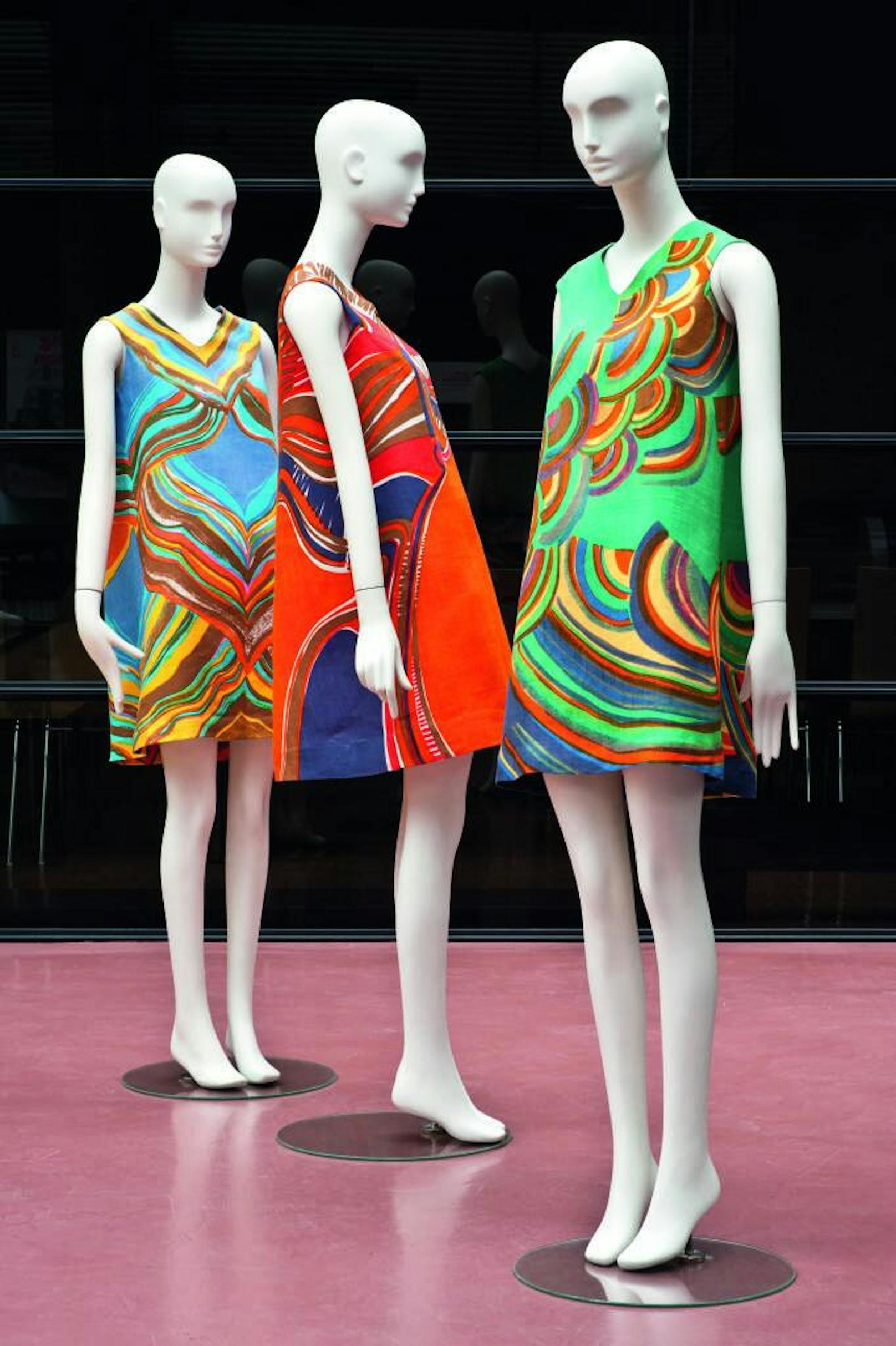Renate Kowall, Mini-Hängerkleider um 1970 

Buch 
Fashion - Aus der Kostüm- und Modesammlung der Universität für angewandte Kunst Wien

Credit: Christin Losta