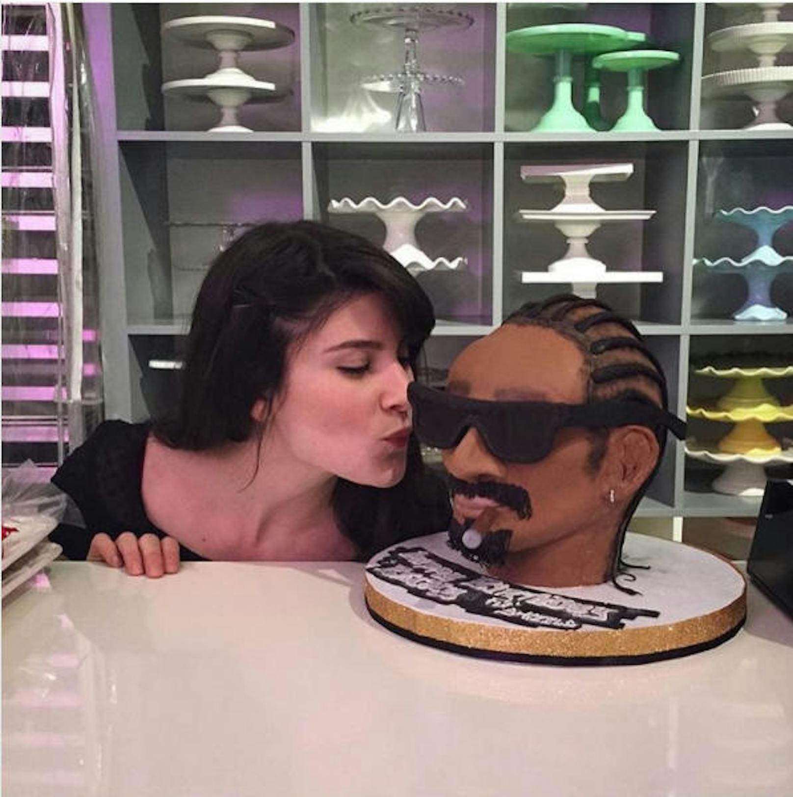 21.10.2017: Snoop Dogg hatte zwar schon am 20. Oktober Geburtstag, doch diese süßen Glückwünsche haben ihn erst einen Tag später erreicht. Dieser Fan hat ihn zum Fressen gern. 
