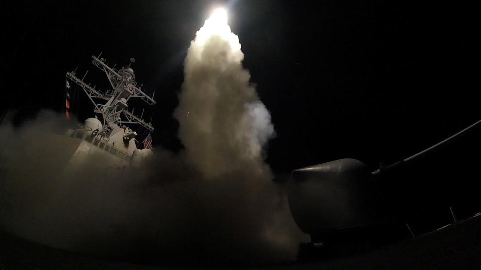 US-Zerstörer schossen 59 Marschflugkörper auf eine syrische Luftwaffenbasis ab.
