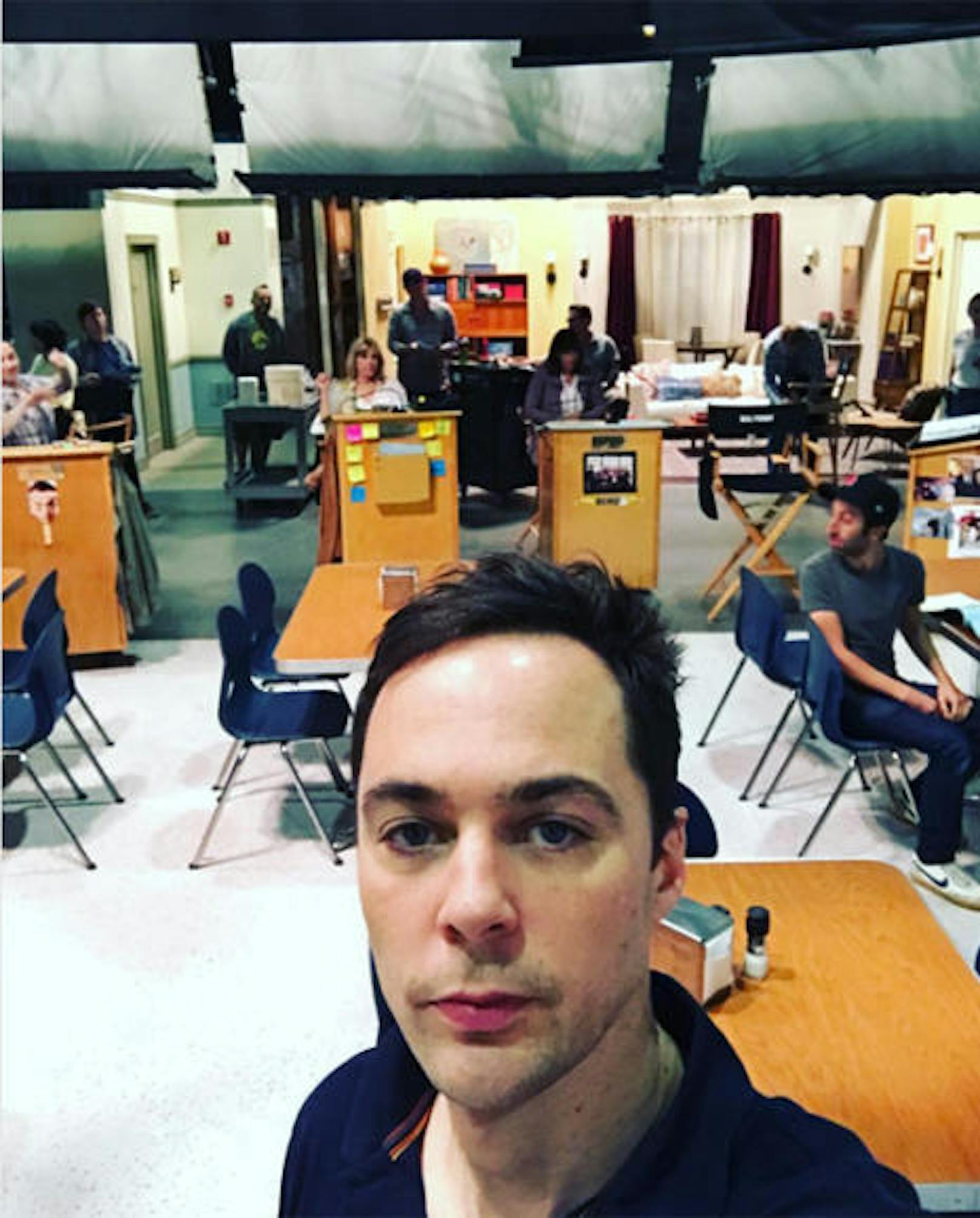 20.10.2017: Es geht wieder los: Jim Parsons (Sheldon) feiert den Drehstart zur neuen Staffel der Big Bang Theory mit einem Instagram-Foto. Im Vordergrund: Das Set der Uni-Kantine, im Hintergrund Leonard und Sheldons Wohnzimmer
