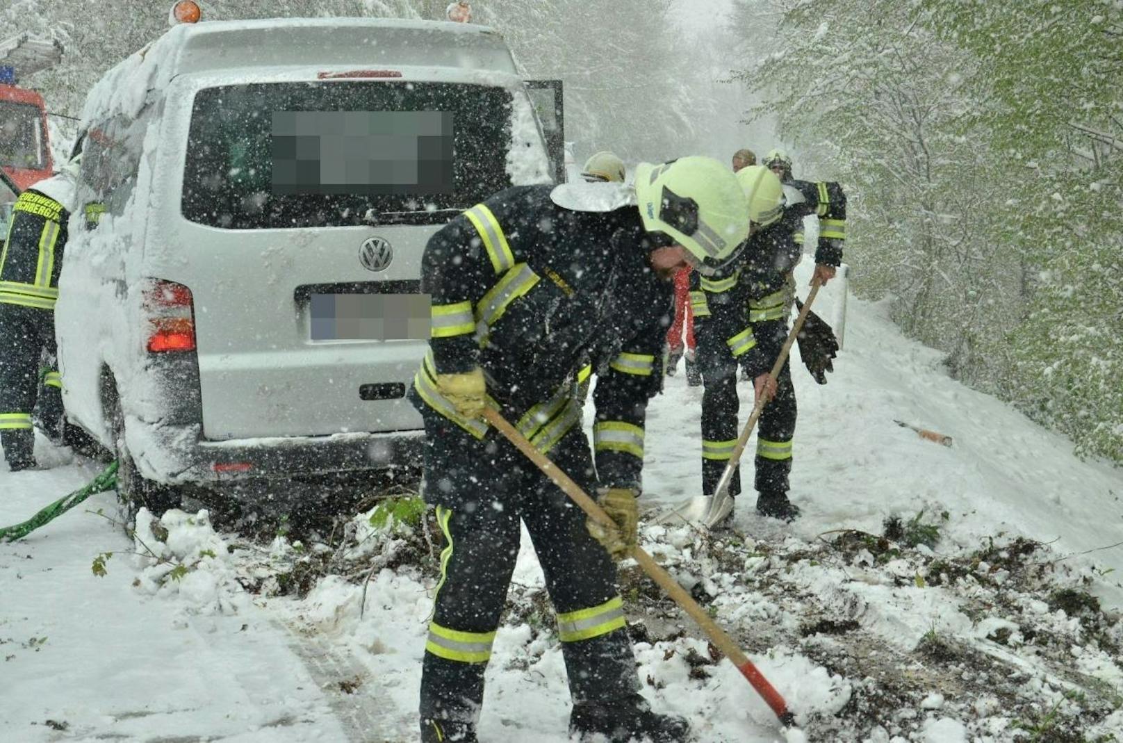 Die Feuerwehren Tradigist und Kirchberg an der Pielach kümmerten sich um die Fahrzeugbergung.