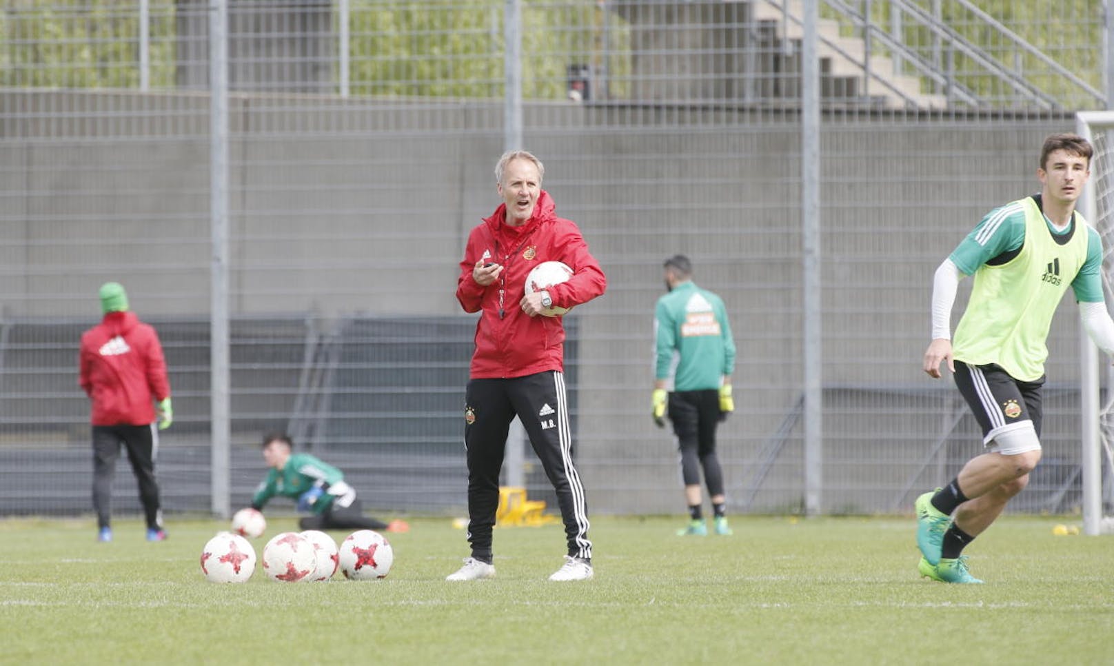 Martin Bernhard gab die Kommandos. Neo-Chefcoach Goran Djuricin fehlte - er besuchte in Nyon (Sz) einen UEFA-Trainerkurs.