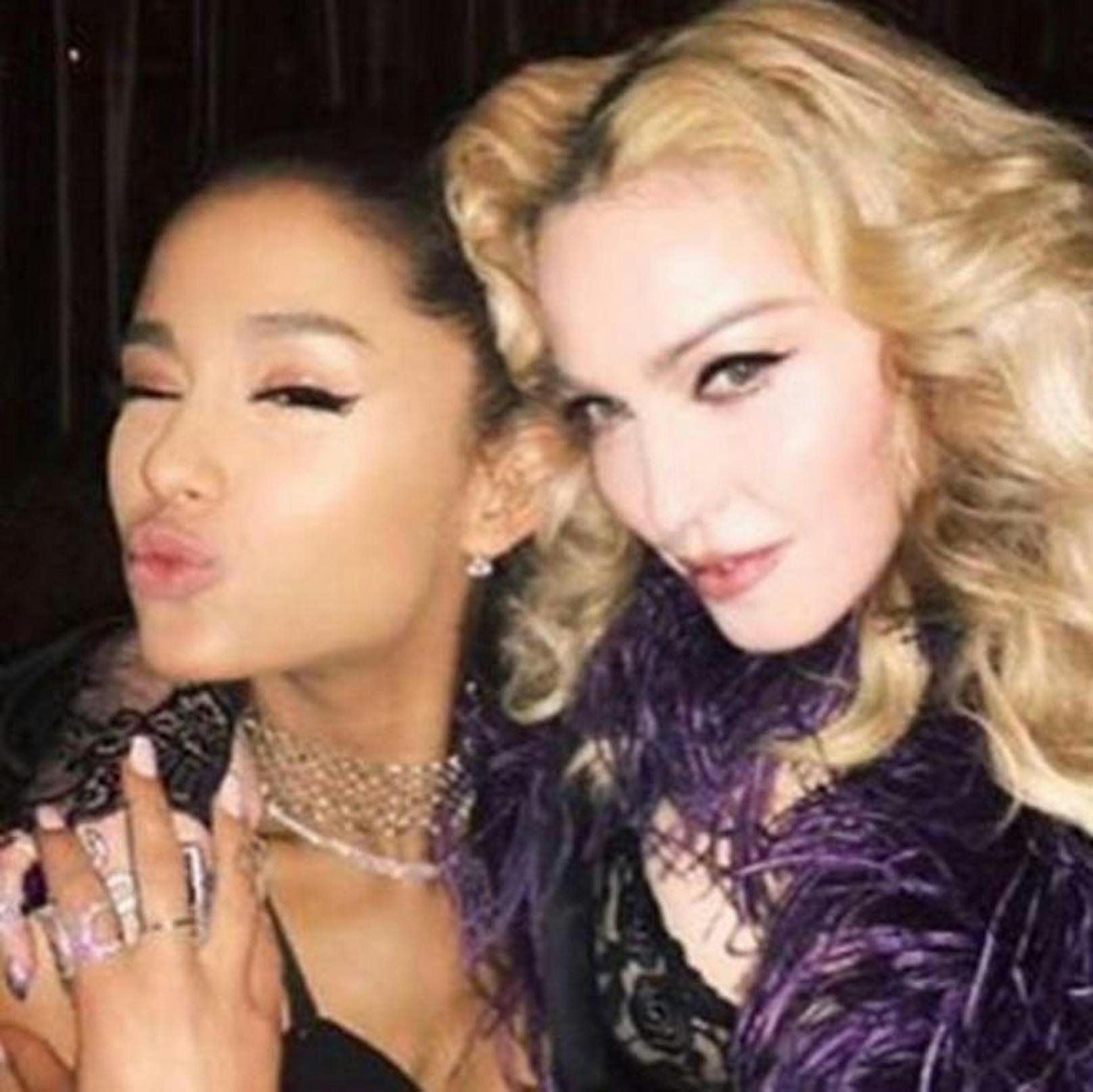 24.05.2017: Madonna teilte ein Selfie von sich und Ariana Grande. Dazu schreibt die Sängerin: "Gott sei Dank, dass meine Freundin ok ist. Lasst uns alle für die unschuldigen Opfer, die nicht ok sind, beten. Für deren Familien und für Manchester."
