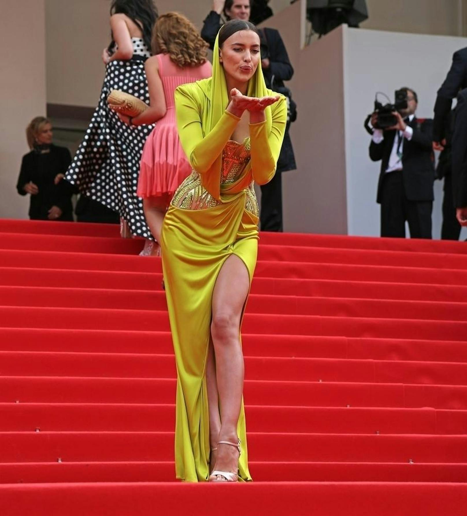 Irina Shayk sorgte mit ihrem Neon-Kleid aus Seide für einen sinnlichen Wow-Effekt.