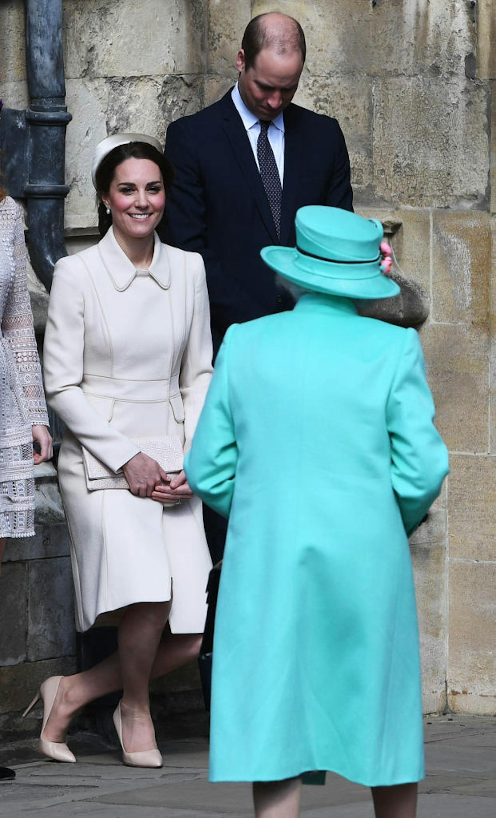 Herzogin Kate macht vor der Queen den Hofknicks