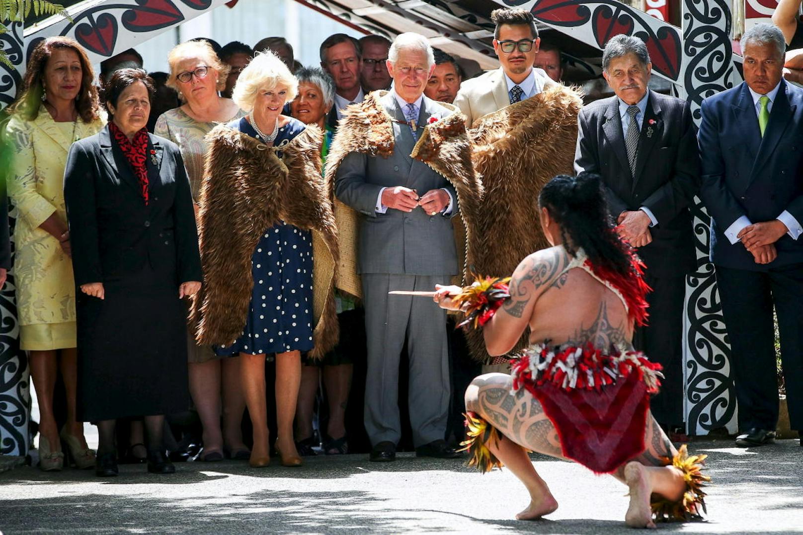 Charles und Camilla im traditionellen Federumhang in Neuseeland.